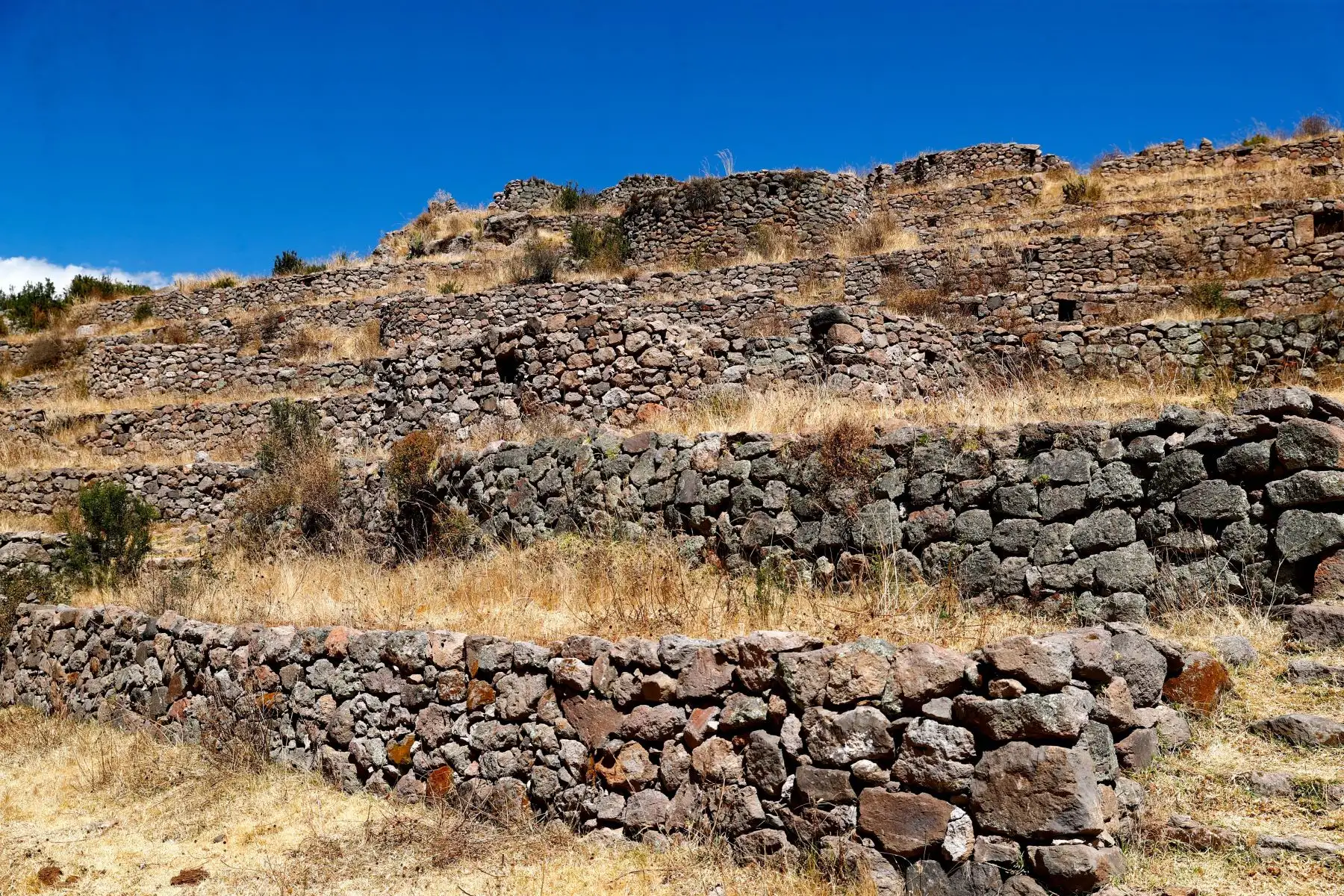 El sitio arqueológico de Chichaqasa se ubica en el distrito de Pampachiri, provincia de Andahuaylas, región Apurímac. El complejo está conformado por construcciones que antiguamente servían de viviendas de los antiguos pobladores de la zona y centros de almacenajes de productos. La construcción es preinca, y según estudios, tanto el imperio Wari como la cultura chanca habrían usado dichas instalaciones en sus respectivos momentos históricos. Foto: ANDINA/Daniel Bracamonte