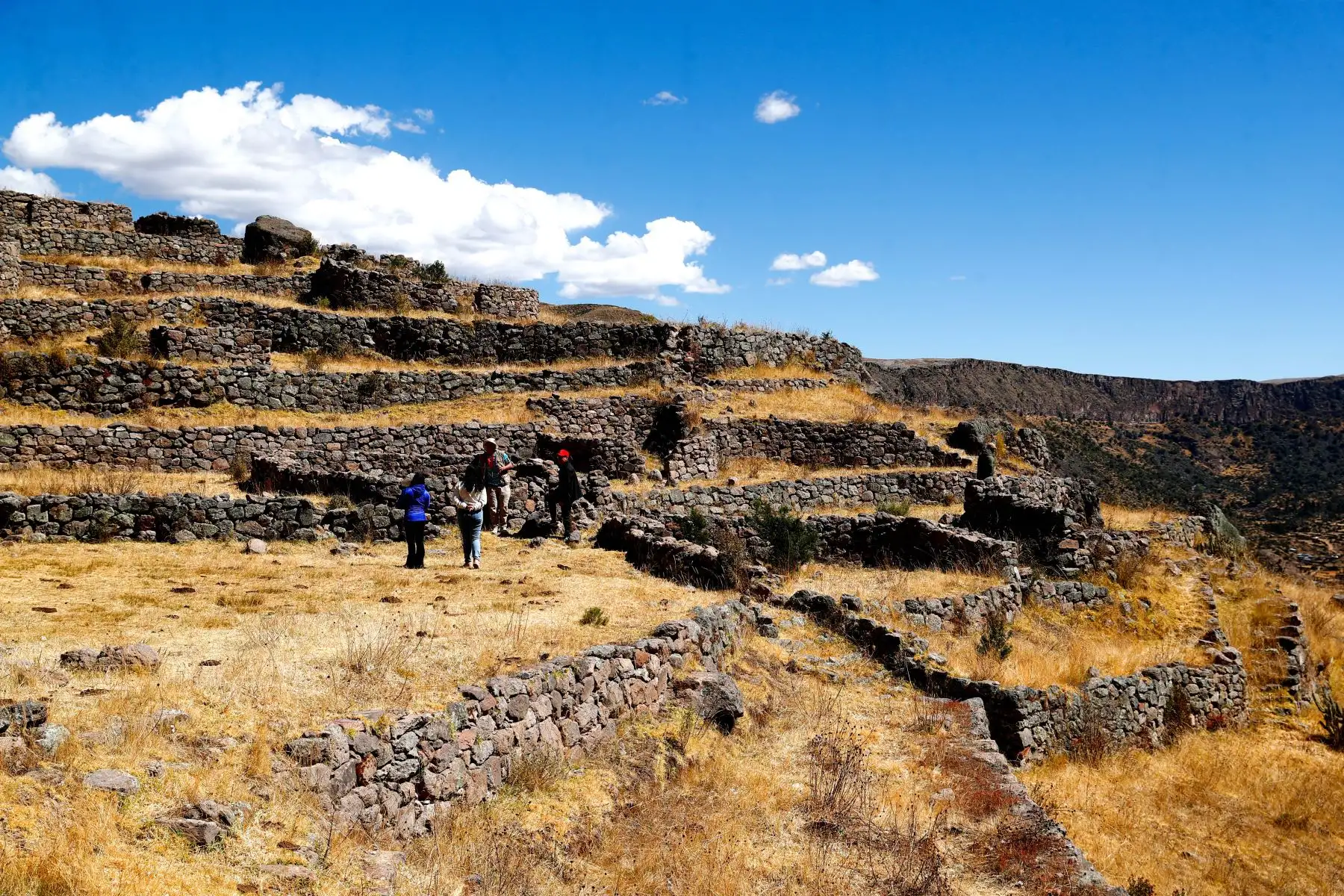Recorriendo el sitio arqueológico de Chichaqasa de Apurimac a plena luz del sol, se pueden encontrar trozos de cerámicos y demás vestigios culturales de la cultura chanca y de los imperios Wari e Inca. Debido a que el complejo estuvo descuidado durante varios años, los vecinos de la zona, del distrito de Pampachiri, se organizaron en el año 2022 y decidieron restaurarlo a su manera y volverlo más accesible al turista. Foto: ANDINA/Daniel Bracamonte