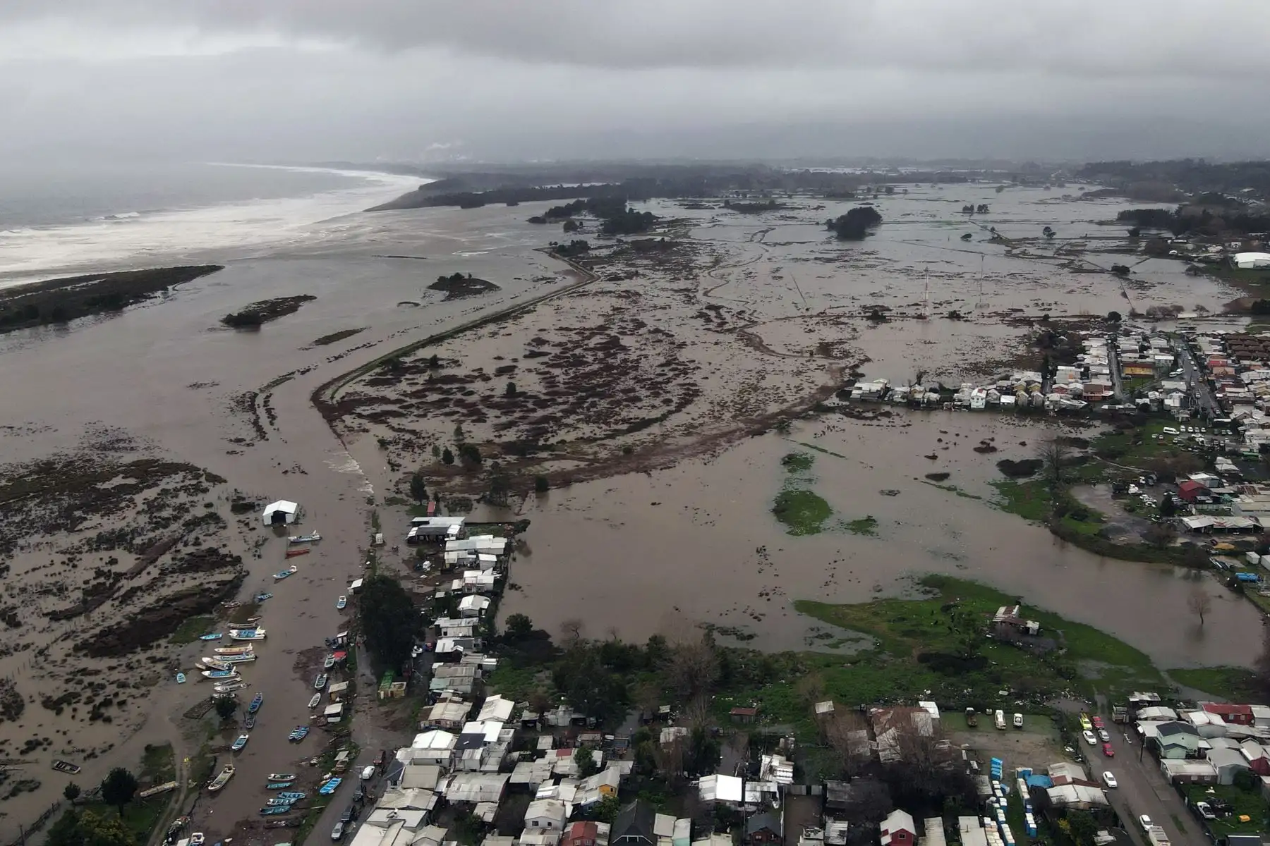 Chile: fuerte temporal y marejadas dejan tres fallecidos y decenas de damnificados