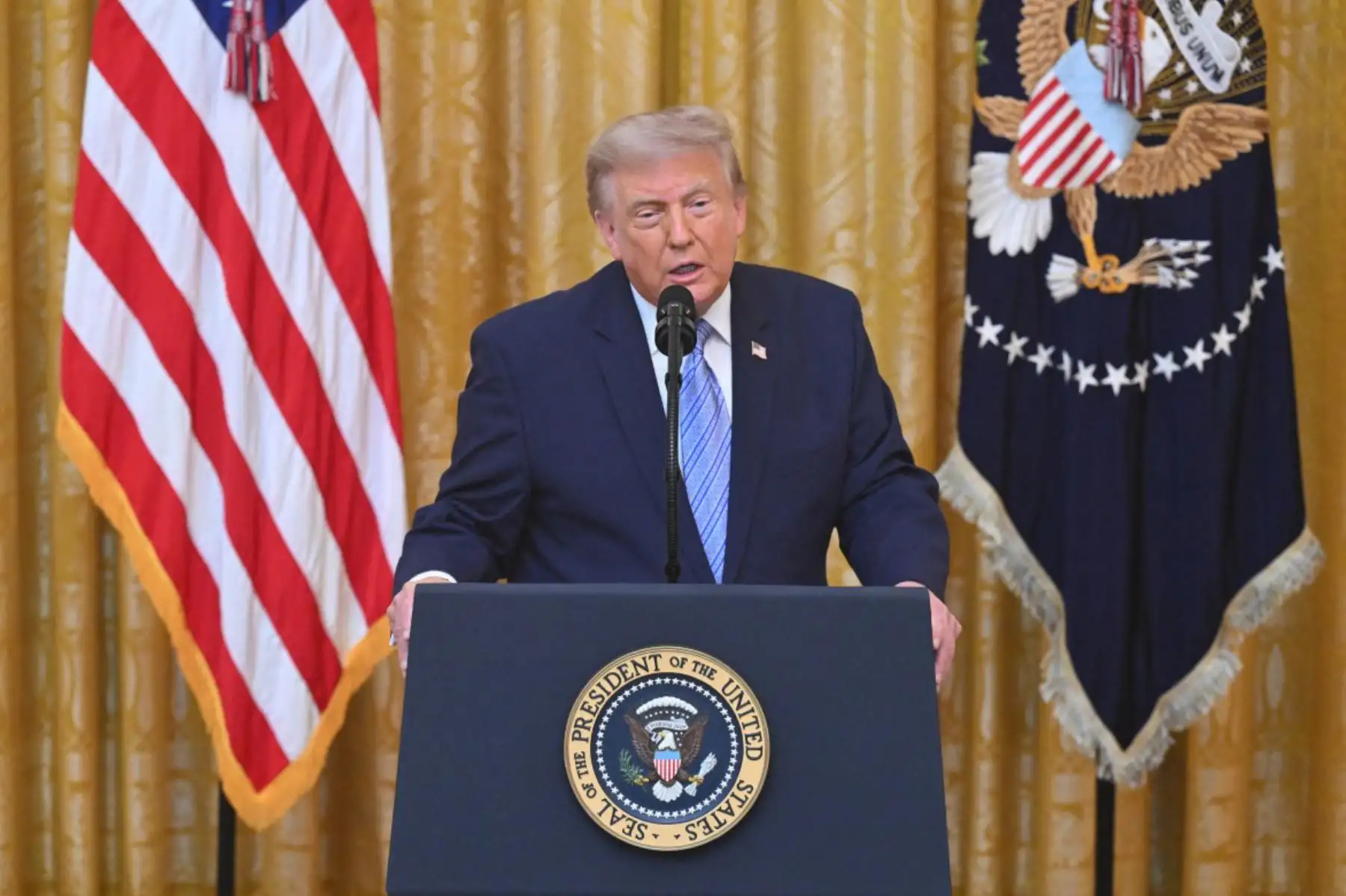 Trump pone en duda la integridad del sistema electoral y denuncia interferencias de China