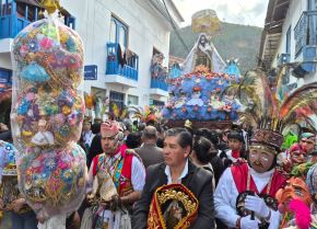 Miles de devotos participan de las celebraciones de la festividad de la Virgen del Carmen de Paucartambo, una de las más importantes de Cusco. ANDINA/Percy Hurtado Santillán
