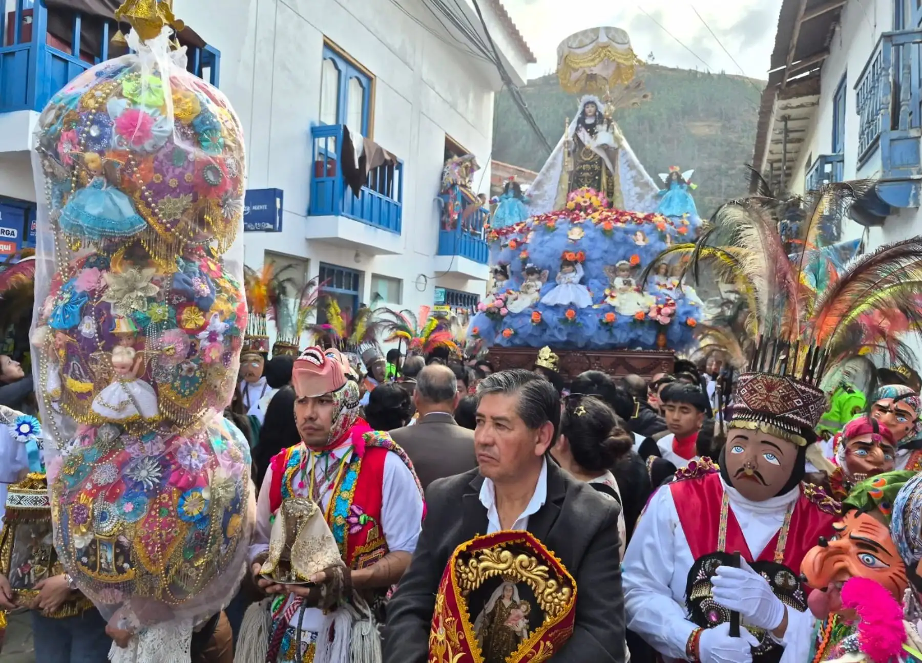 Miles de devotos acompañaron la primera procesión de la Virgen del Carmen de Paucartambo