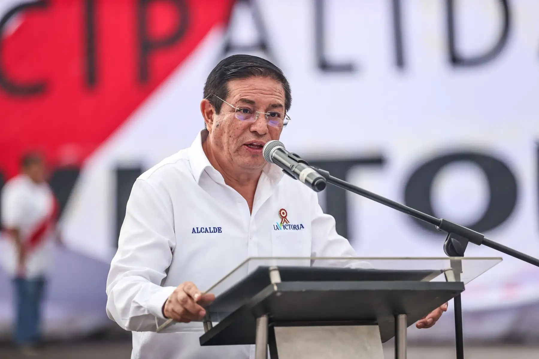 El alcalde de La Victoria, Rubén Cano, junto a los deportistas Rosa García y Waldir Sáenz, y un representante de la marca Lomas, presentó la camiseta blanquirroja más grande del Perú, en una actividad que resalta el fervor de la hinchada nacional. Foto: ANDINA/Juan Carlos Guzmán.