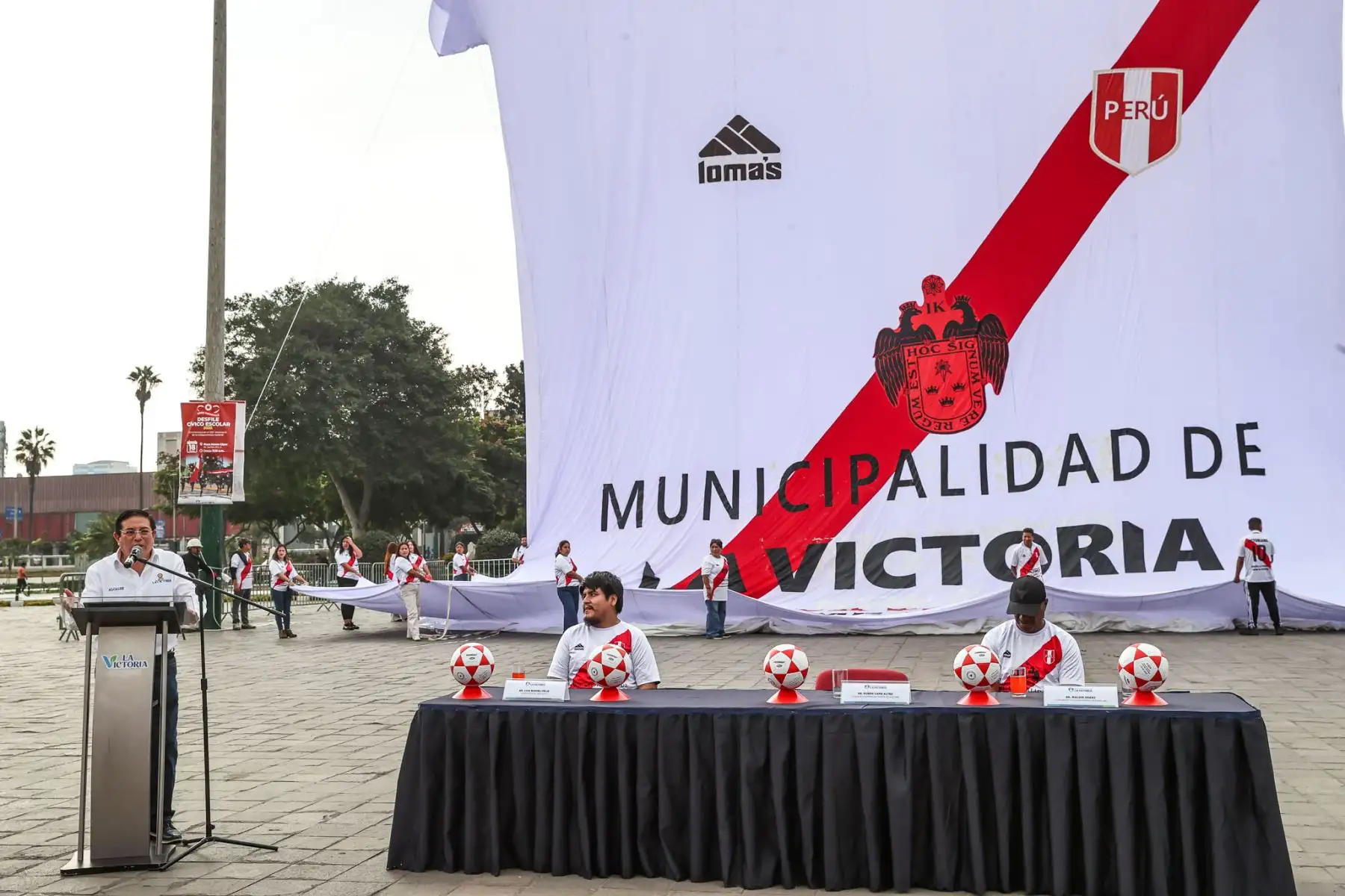 El alcalde de La Victoria, Rubén Cano, junto a los deportistas Rosa García y Waldir Sáenz, y un representante de la marca Lomas, presentó la camiseta blanquirroja más grande del Perú, en una actividad que resalta el fervor de la hinchada nacional. Foto: ANDINA/Juan Carlos Guzmán.