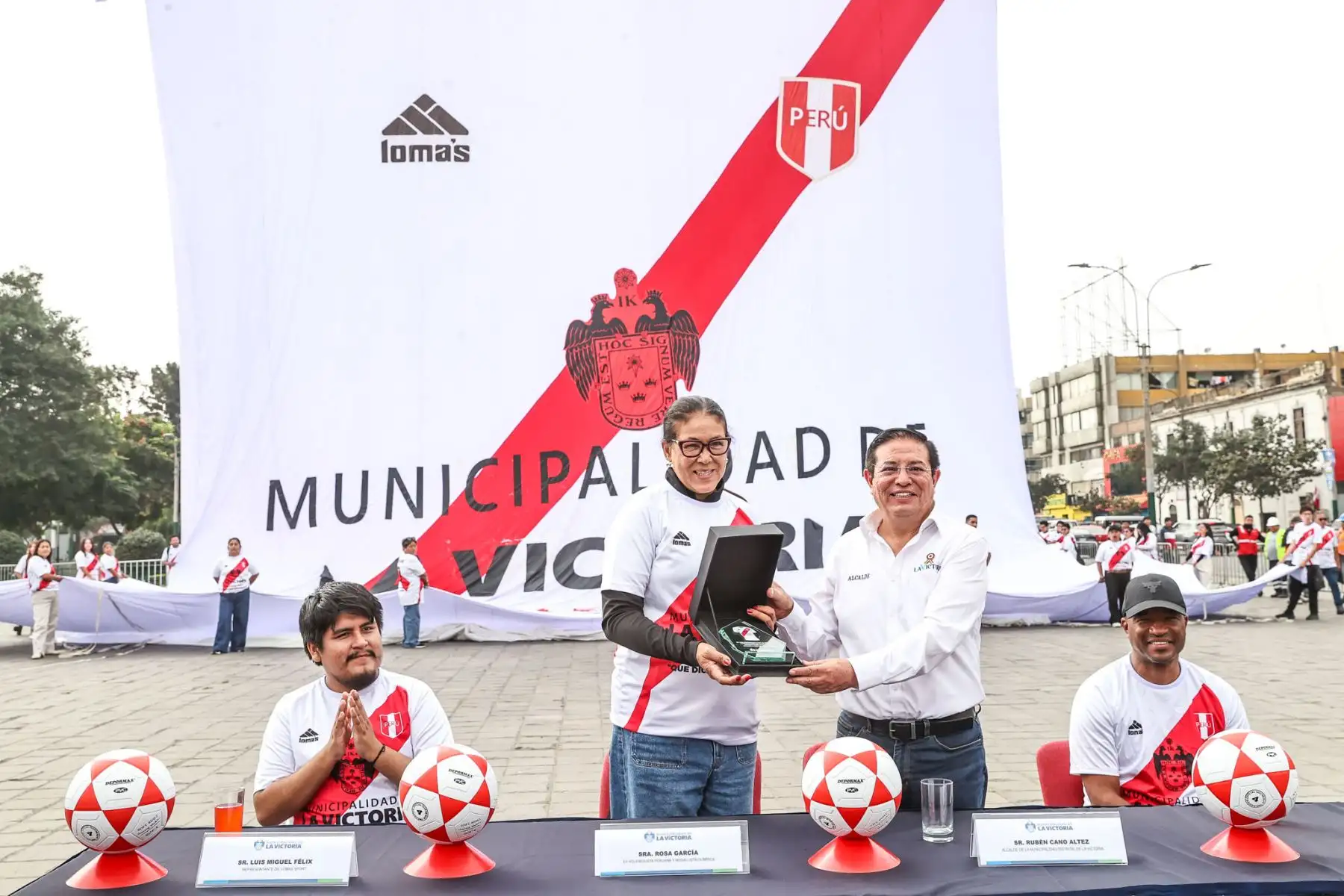 El alcalde de La Victoria, Rubén Cano, junto a los deportistas Rosa García y Waldir Sáenz, y un representante de la marca Lomas, presentó la camiseta blanquirroja más grande del Perú, en una actividad que resalta el fervor de la hinchada nacional. Foto: ANDINA/Juan Carlos Guzmán.