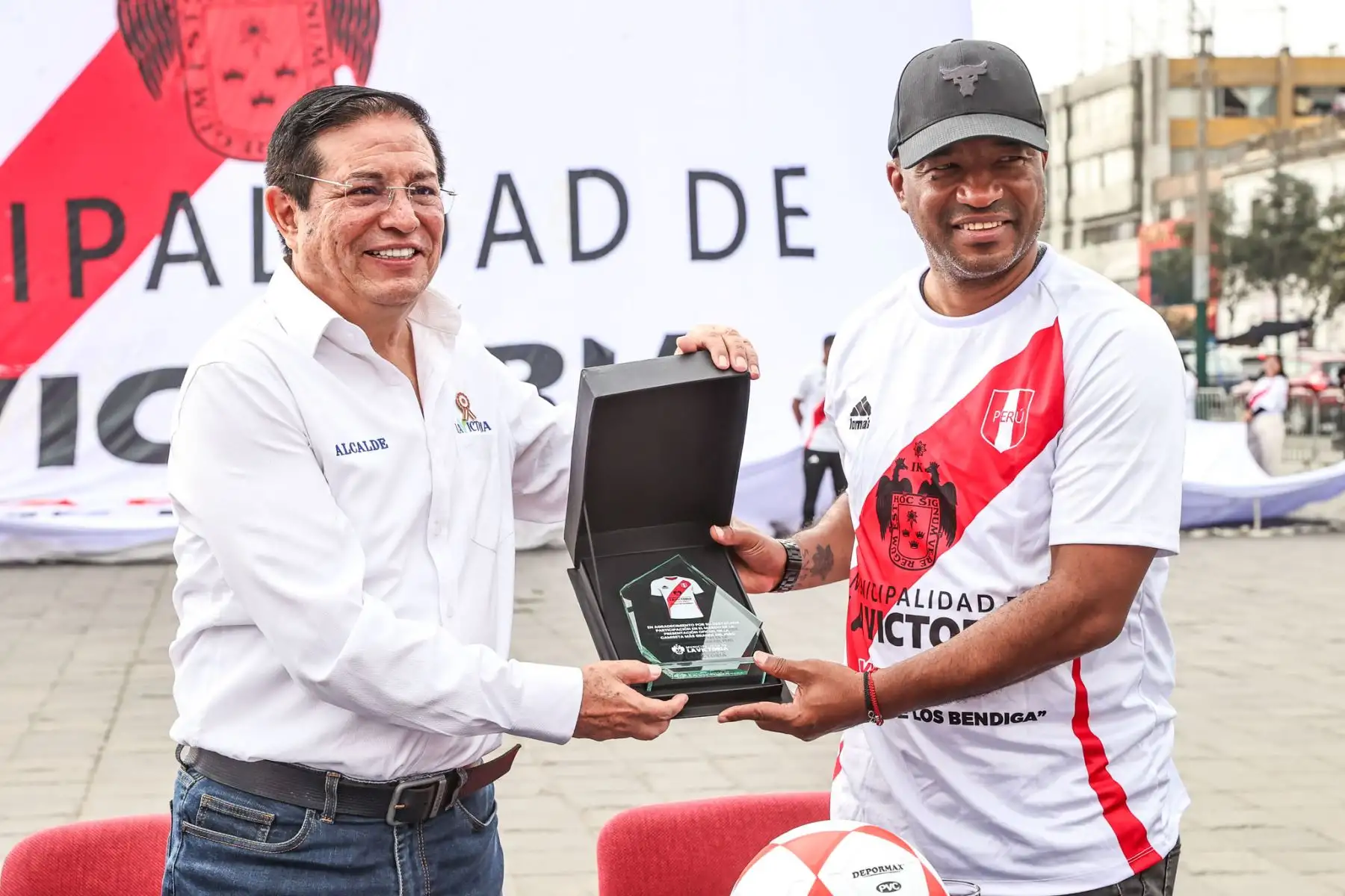 El alcalde de La Victoria, Rubén Cano, junto a los deportistas Rosa García y Waldir Sáenz, y un representante de la marca Lomas, presentó la camiseta blanquirroja más grande del Perú, en una actividad que resalta el fervor de la hinchada nacional. Foto: ANDINA/Juan Carlos Guzmán.