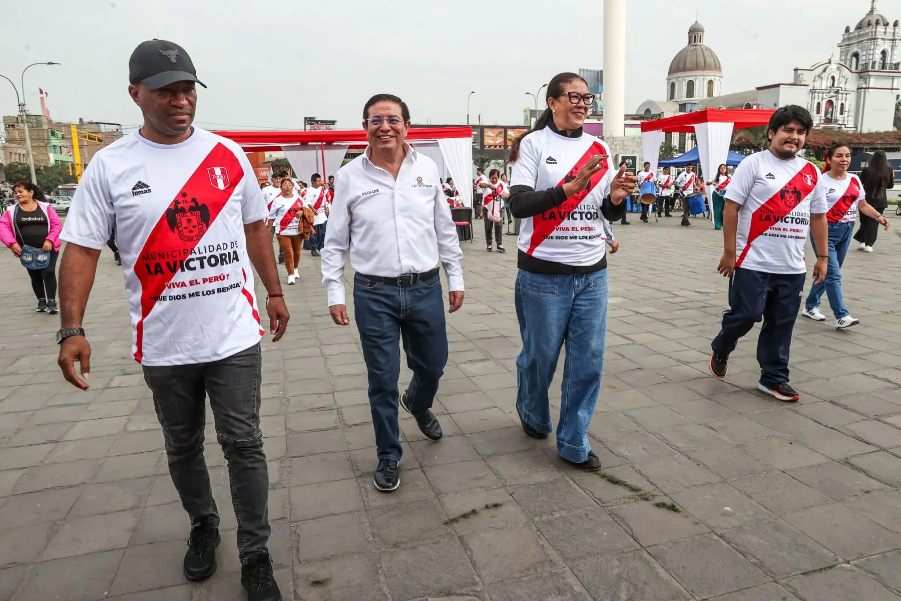 El alcalde de La Victoria, Rubén Cano, junto a los deportistas Rosa García y Waldir Sáenz, y un representante de la marca Lomas, presentó la camiseta blanquirroja más grande del Perú, en una actividad que resalta el fervor de la hinchada nacional. Foto: ANDINA/Juan Carlos Guzmán.