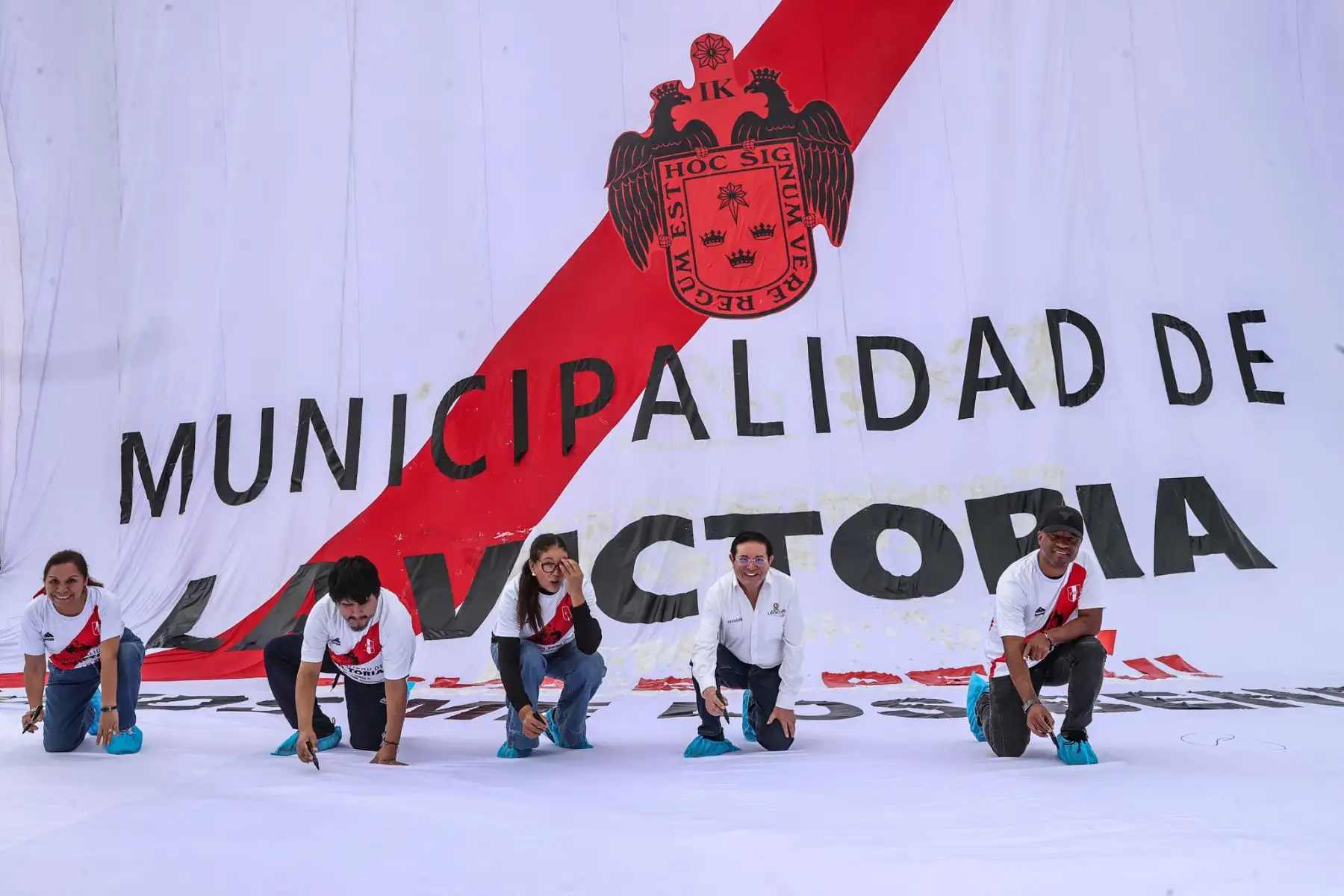 El alcalde de La Victoria, Rubén Cano, junto a los deportistas Rosa García y Waldir Sáenz, y un representante de la marca Lomas, presentó la camiseta blanquirroja más grande del Perú, en una actividad que resalta el fervor de la hinchada nacional. Foto: ANDINA/Juan Carlos Guzmán.