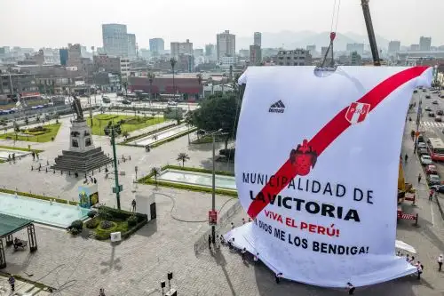 La camiseta blanquirroja más grande del Perú fue presentada en La Victoria