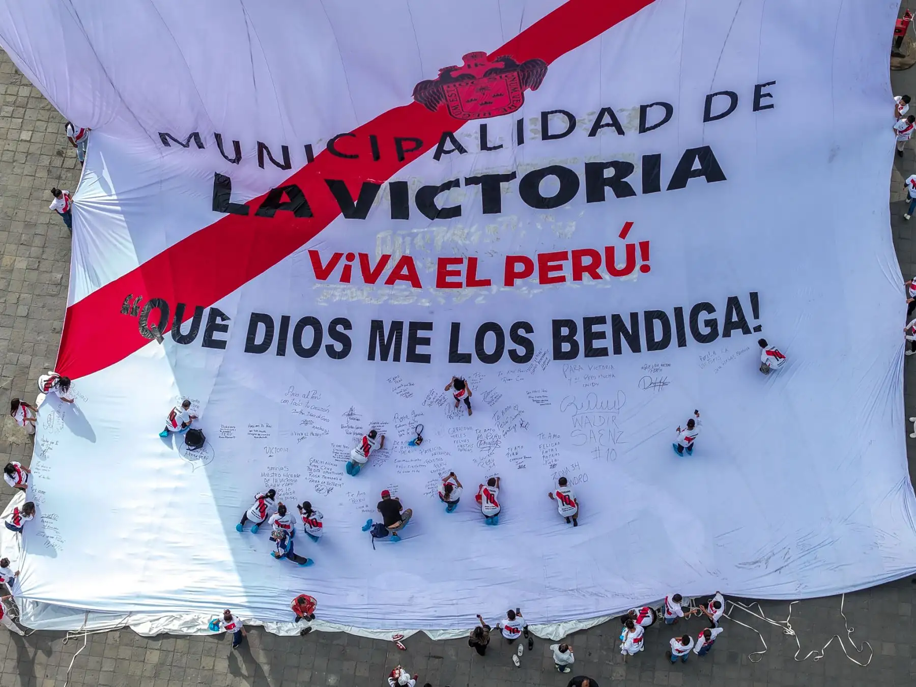 El alcalde de La Victoria, Rubén Cano, junto a los deportistas Rosa García y Waldir Sáenz, y un representante de la marca Lomas, presentó la camiseta blanquirroja más grande del Perú, en una actividad que resalta el fervor de la hinchada nacional. Foto: ANDINA/Juan Carlos Guzmán.