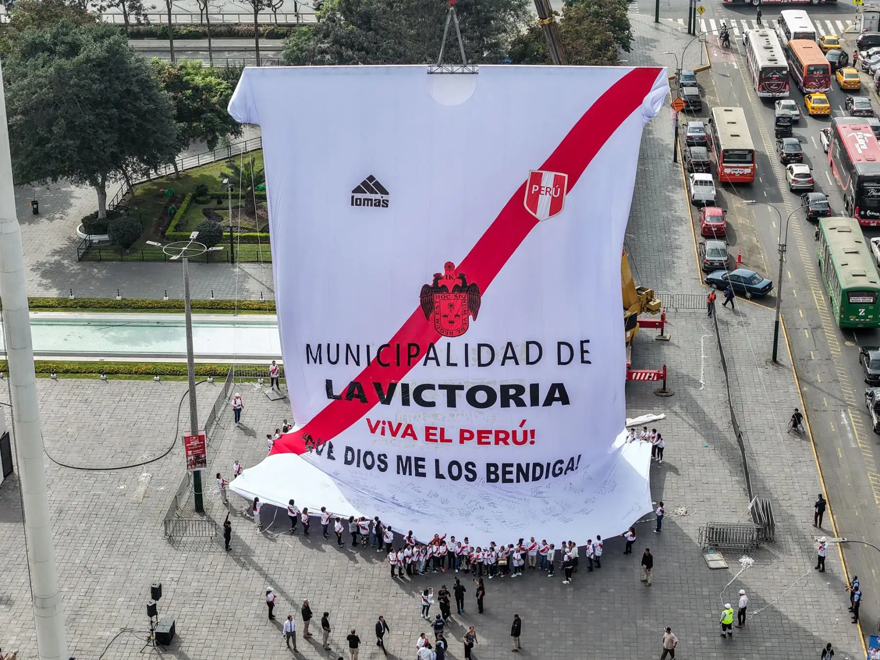 El alcalde de La Victoria, Rubén Cano, junto a los deportistas Rosa García y Waldir Sáenz, y un representante de la marca Lomas, presentó la camiseta blanquirroja más grande del Perú, en una actividad que resalta el fervor de la hinchada nacional. Foto: ANDINA/Juan Carlos Guzmán.