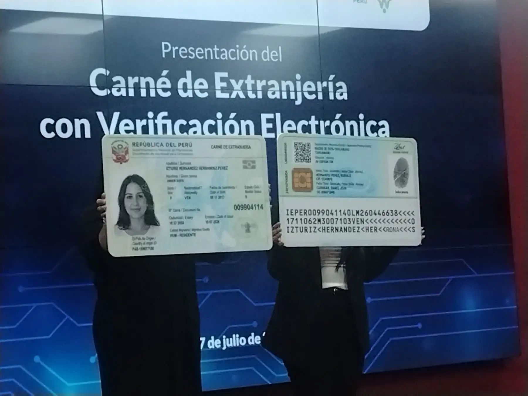 Migraciones lanza carné de extranjería con chip biométrico