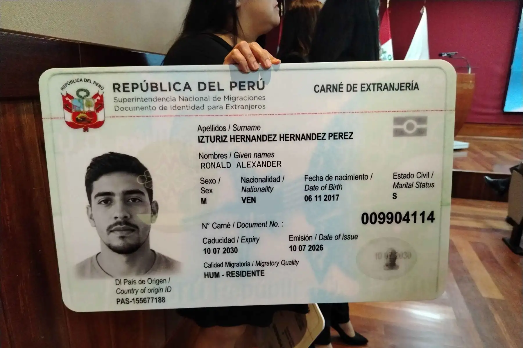 Migraciones lanza carné de extranjería con chip biométrico: reforzará control migratorio