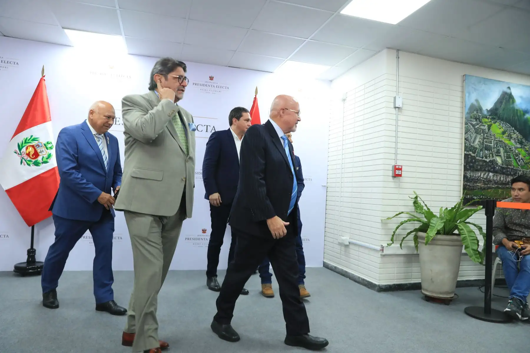 Los alcaldes Eduardo Bless, de San Miguel; Alexander Calla, de Bellavista; Carlos Bruce, de Surco; y Luis de la Mata, de Breña, visitaron a la presidenta electa Keiko Fujimori, en el marco de una reunión orientada a abordar temas de interés municipal y fortalecer la coordinación con las futuras autoridades del Ejecutivo. Foto: Andina/Ricardo Cuba