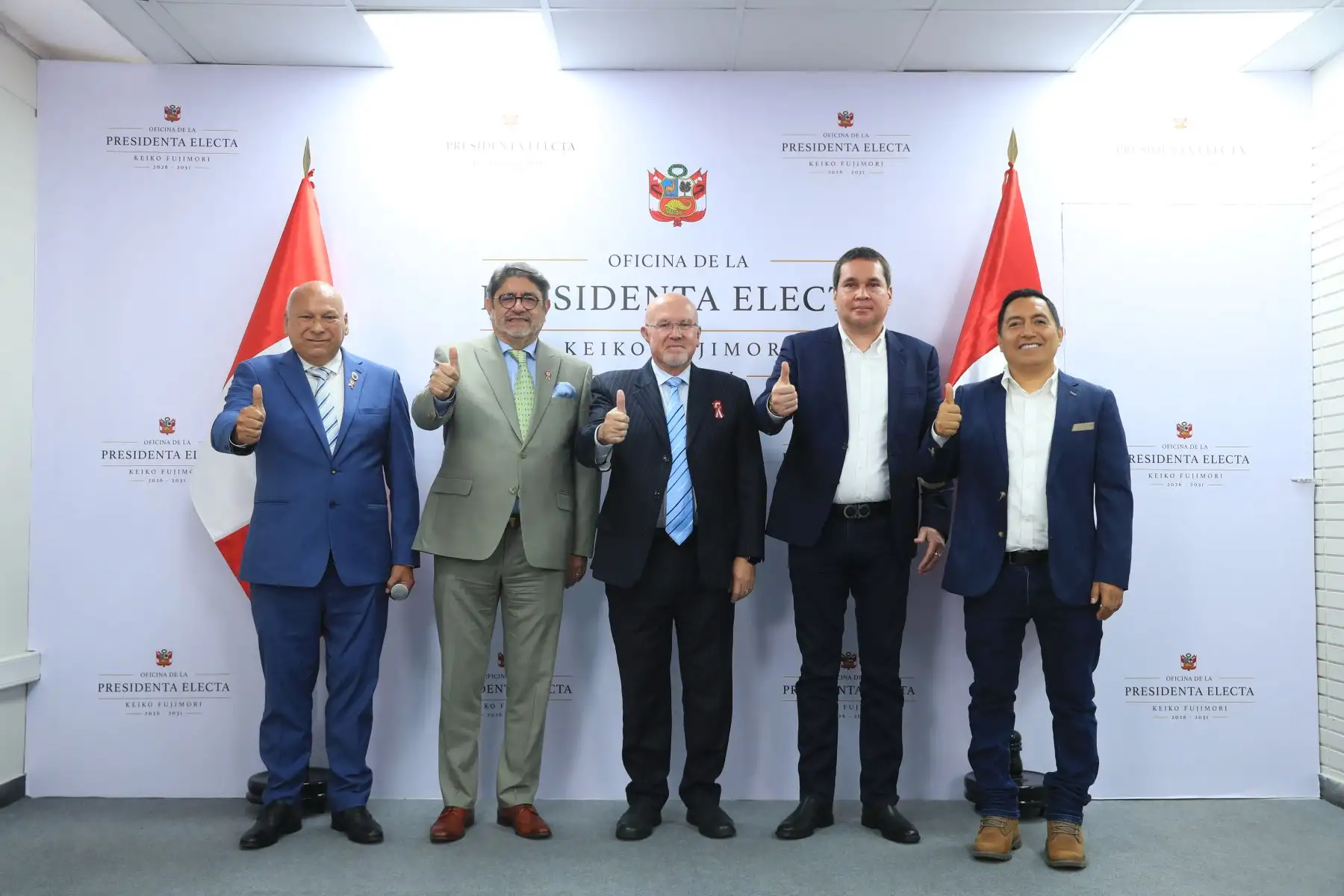Los alcaldes Eduardo Bless, de San Miguel; Alexander Calla, de Bellavista; Carlos Bruce, de Surco; y Luis de la Mata, de Breña, visitaron a la presidenta electa Keiko Fujimori, en el marco de una reunión orientada a abordar temas de interés municipal y fortalecer la coordinación con las futuras autoridades del Ejecutivo. Foto: Andina/Ricardo Cuba