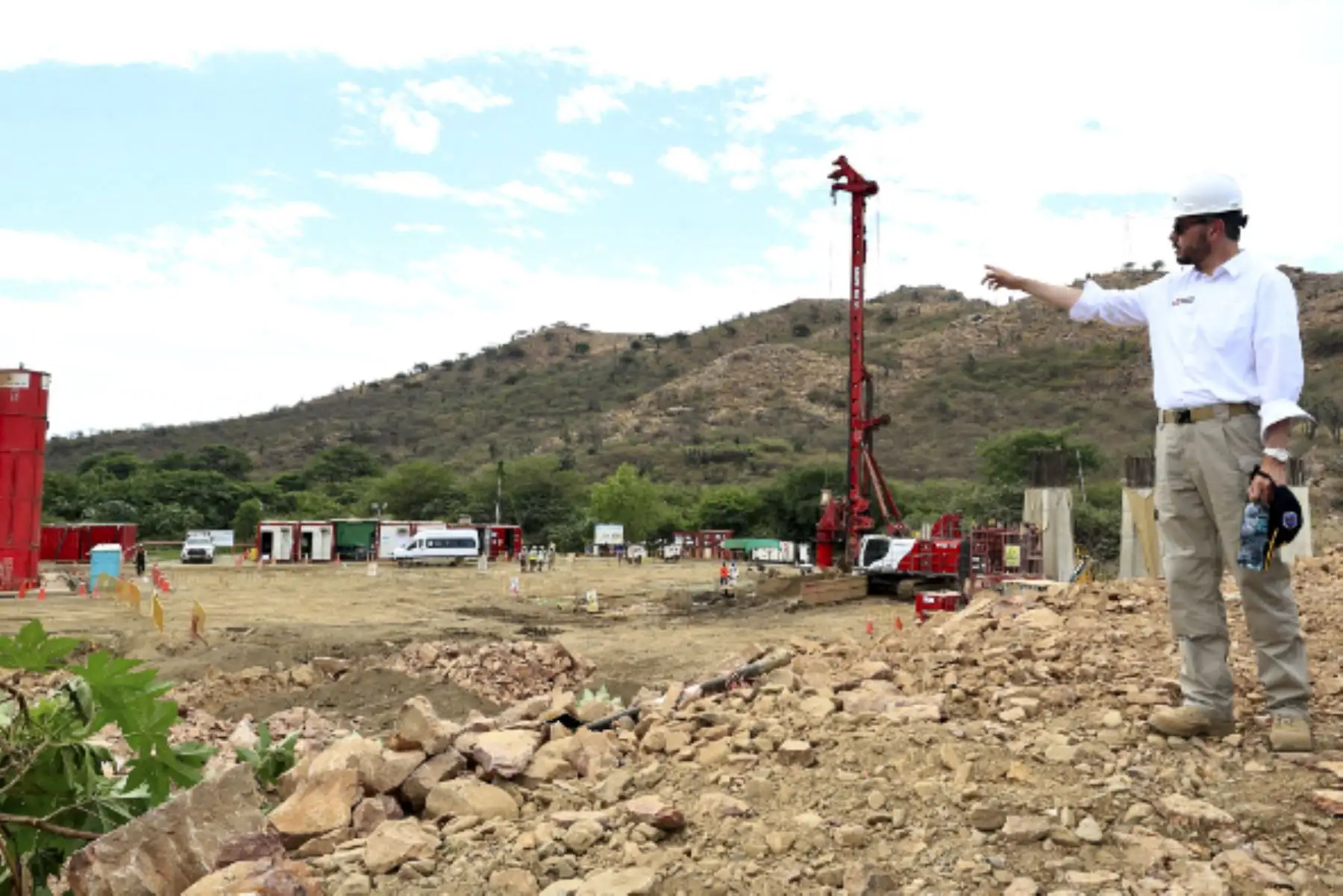 Ministro de Defensa supervisa acciones para proteger construcción del Puente Carrasquillo