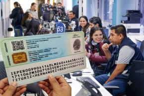 El nuevo carné de extranjería electrónico incorpora un chip y mayores medidas de seguridad para fortalecer la identificación de ciudadanos extranjeros en el país. A nivel nacional, se emitiran mas de 250,000 documentos. Foto: INTERNET/Medios