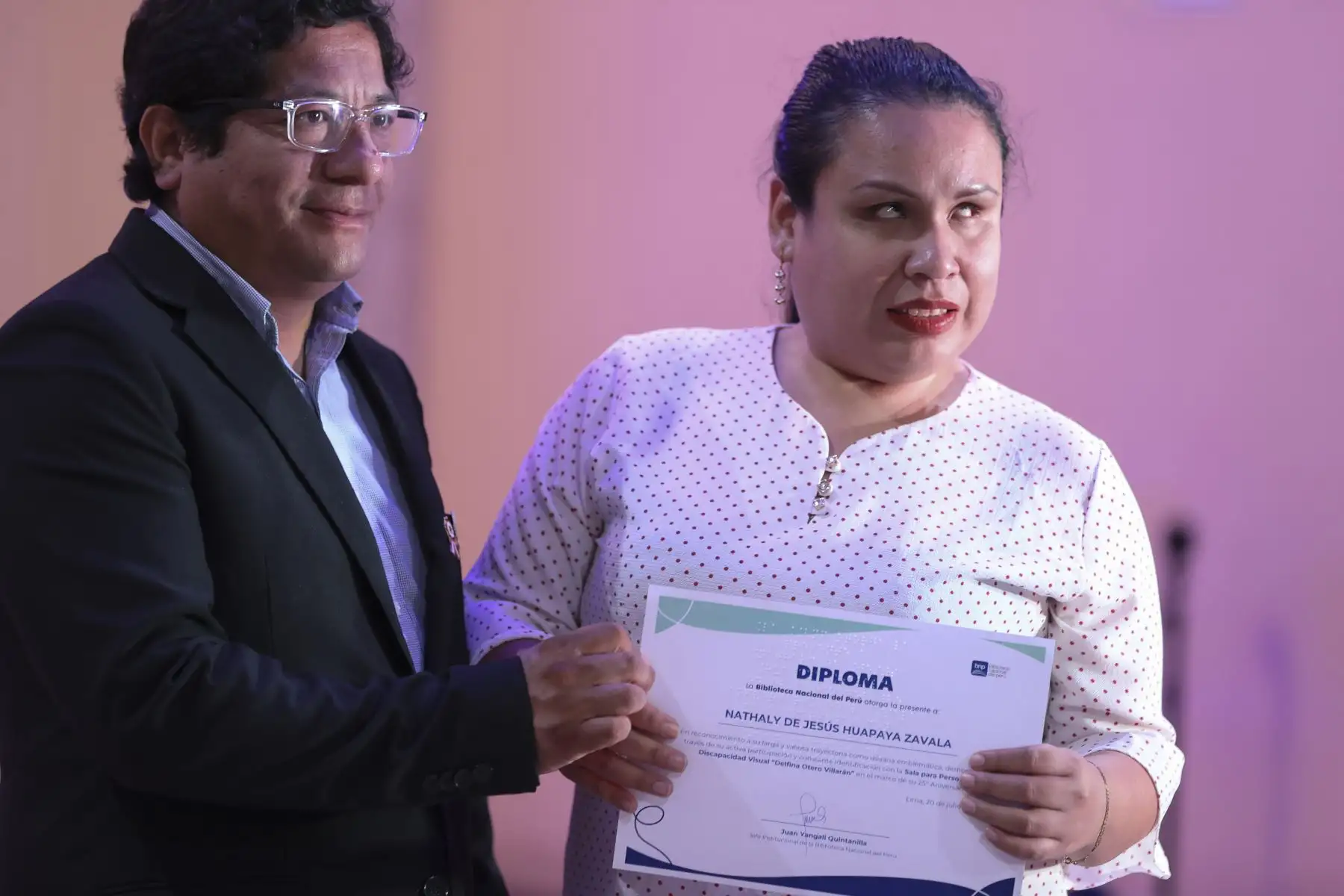 El ambiente cuenta con una importante colección de textos en sistema braille, además de otros materiales y servicios diseñados para facilitar el acceso a la cultura y al conocimiento, consolidándose como un referente de inclusión dentro de la red de bibliotecas públicas del Perú. Foto: ANDINA/Jhonel Rodríguez Robles