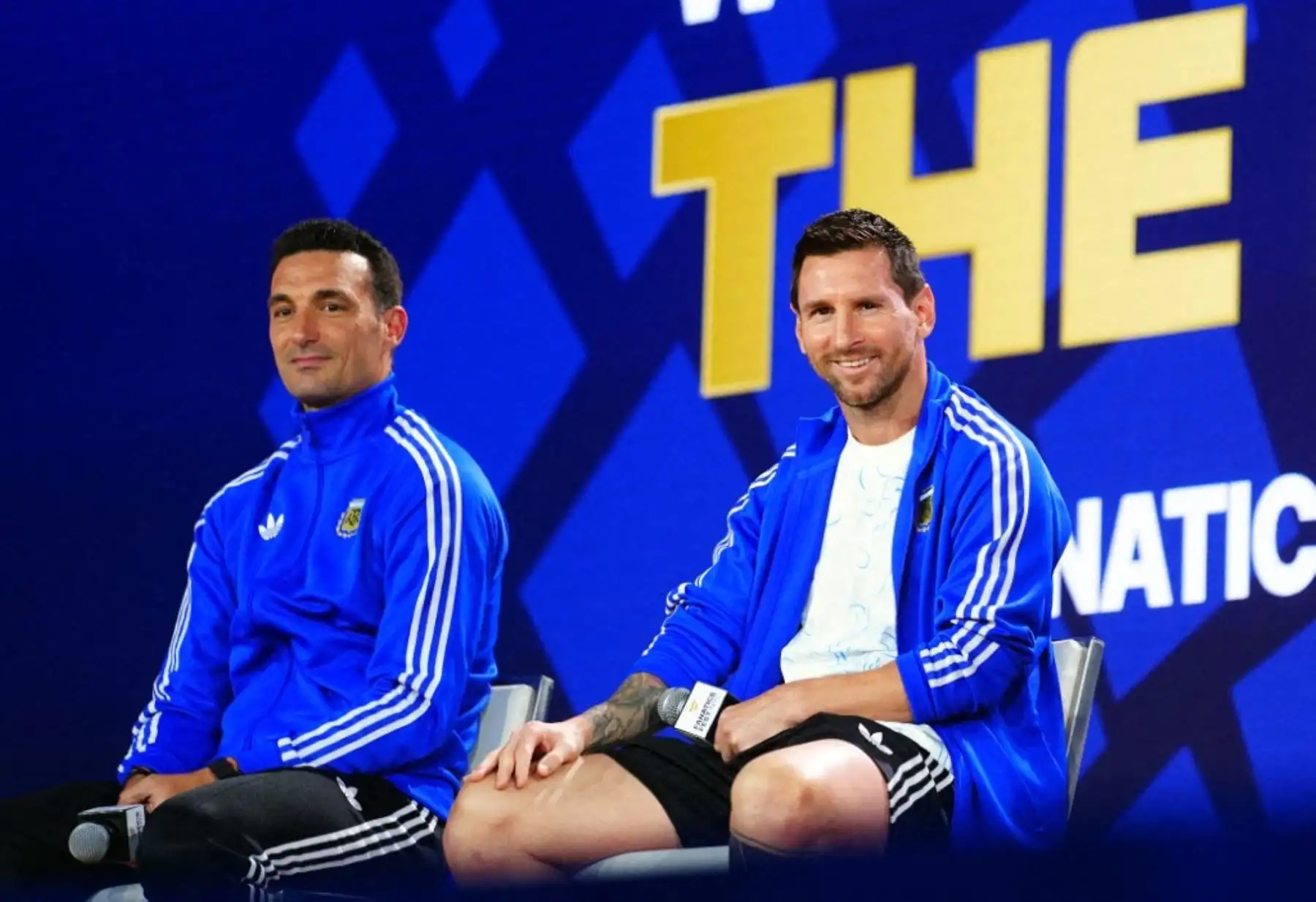 Lionel Messi y Lionel Scaloni, seleccionador de Argentina, durante una rueda de prensa previa a la final de la Copa Mundial de la FIFA 2026 entre España y Argentina en el Fanatics Fest del Javits Center de Nueva York, Estados Unidos, el 17 de julio de 2026. Foto: AFP