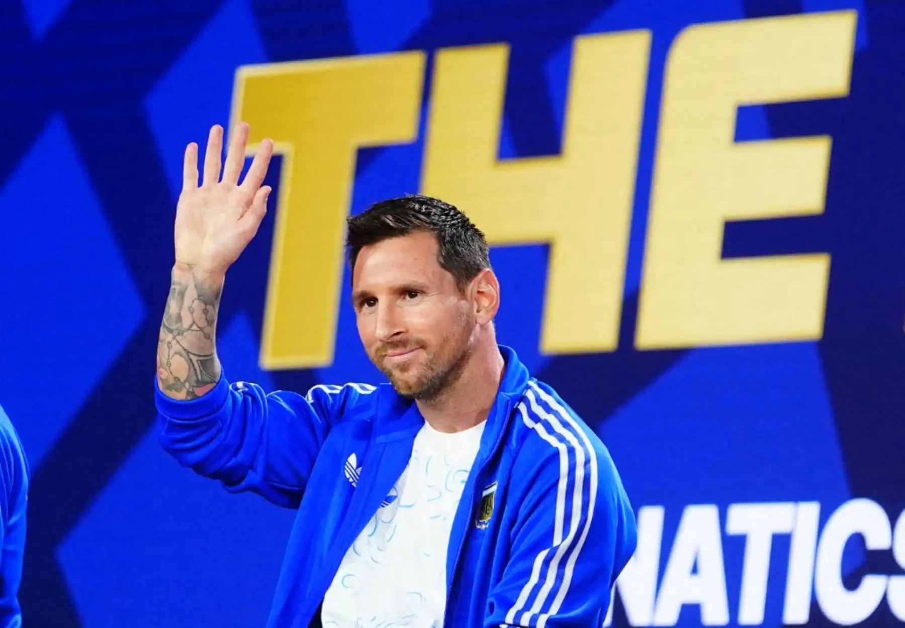 Lionel Messi saluda a los aficionados durante una rueda de prensa previa a la final de la Copa Mundial de la FIFA 2026 entre España y Argentina en el Fanatics Fest del Javits Center de Nueva York, Estados Unidos, el 17 de julio de 2026. Foto: AFP