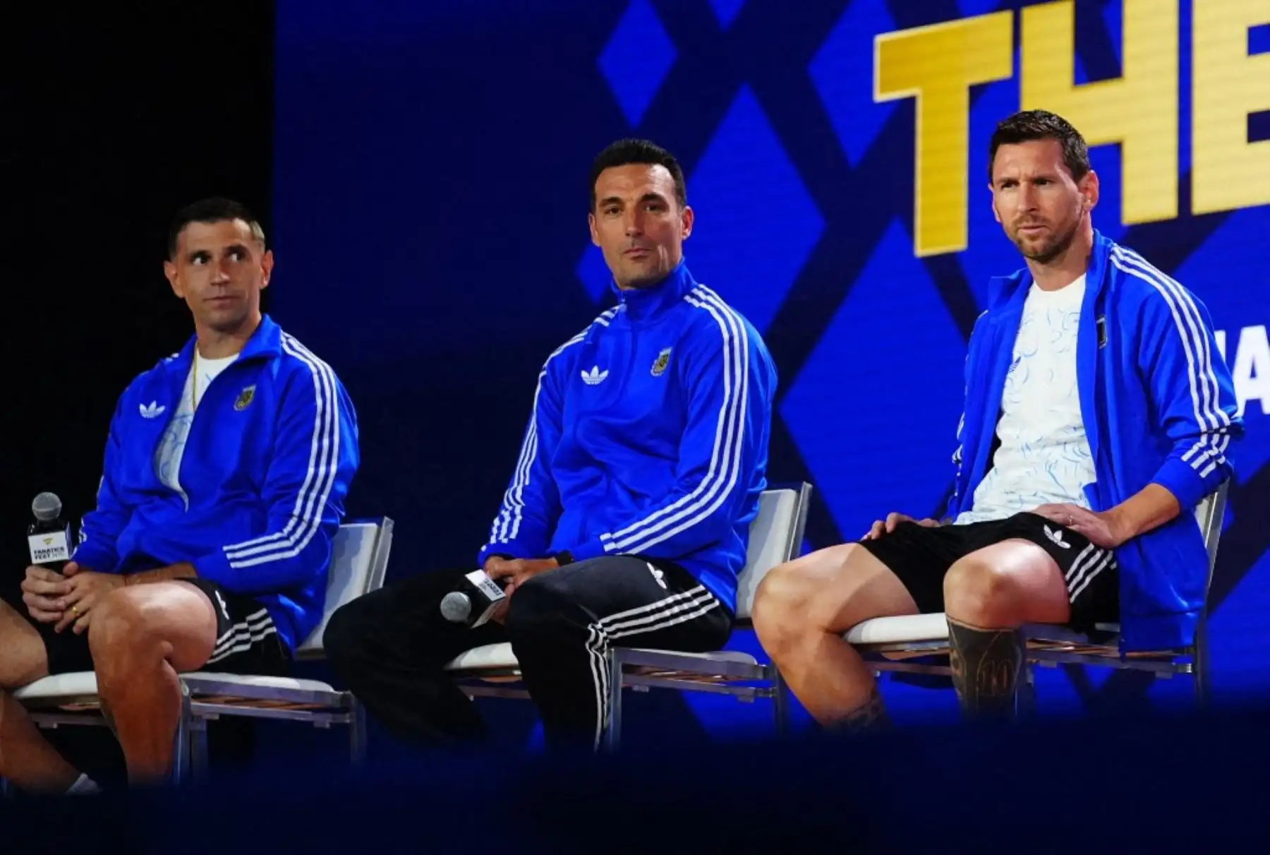 Emiliano Martínez, Lionel Messi y Lionel Scaloni, seleccionador de Argentina, asisten a una conferencia de prensa previa a la final de la Copa Mundial de la FIFA 2026 entre España y Argentina en el Fanatics Fest del Javits Center en Nueva York, Estados Unidos, el 17 de julio de 2026. Foto: AFP