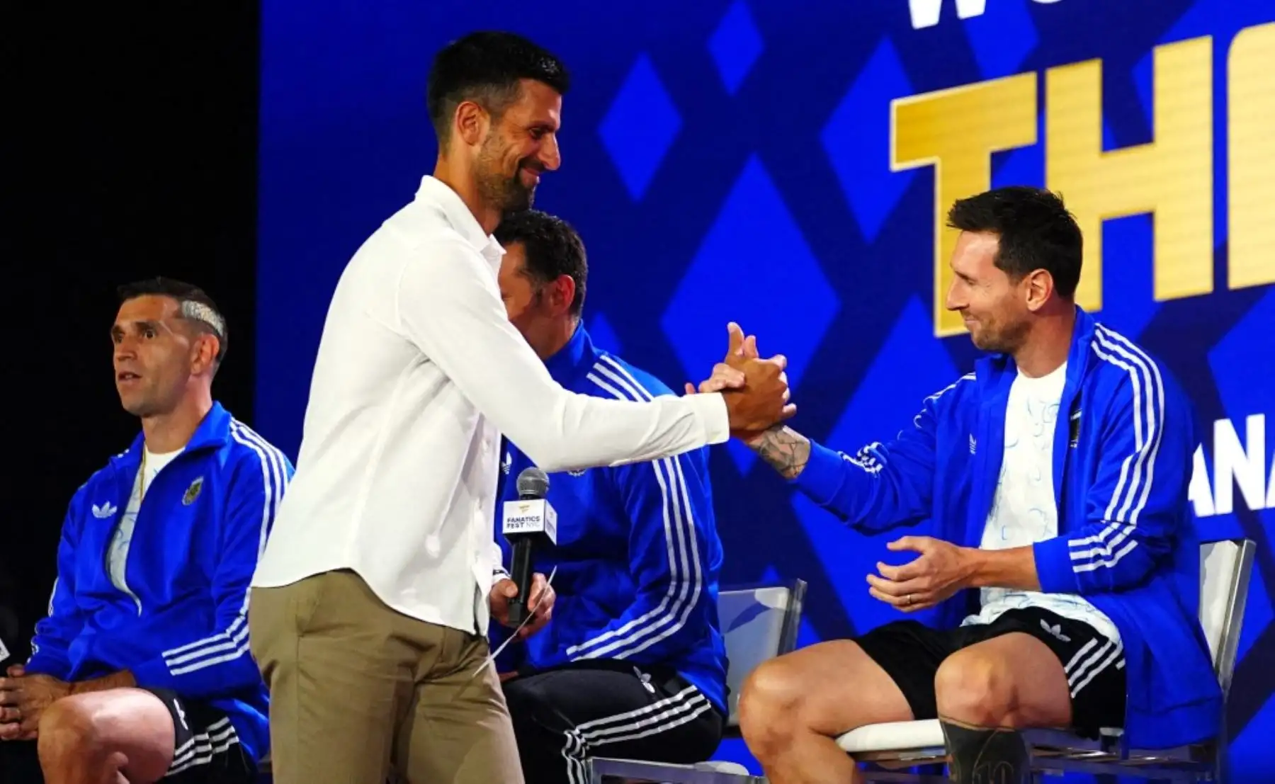 El tenista serbio Novak Djokovic estrecha la mano de Lionel Messi (derecha) de Argentina durante una conferencia de prensa previa a la final de la Copa Mundial de la FIFA 2026 entre España y Argentina en el Fanatics Fest del Javits Center en Nueva York, Estados Unidos, el 17 de julio de 2026. Foto: AFP