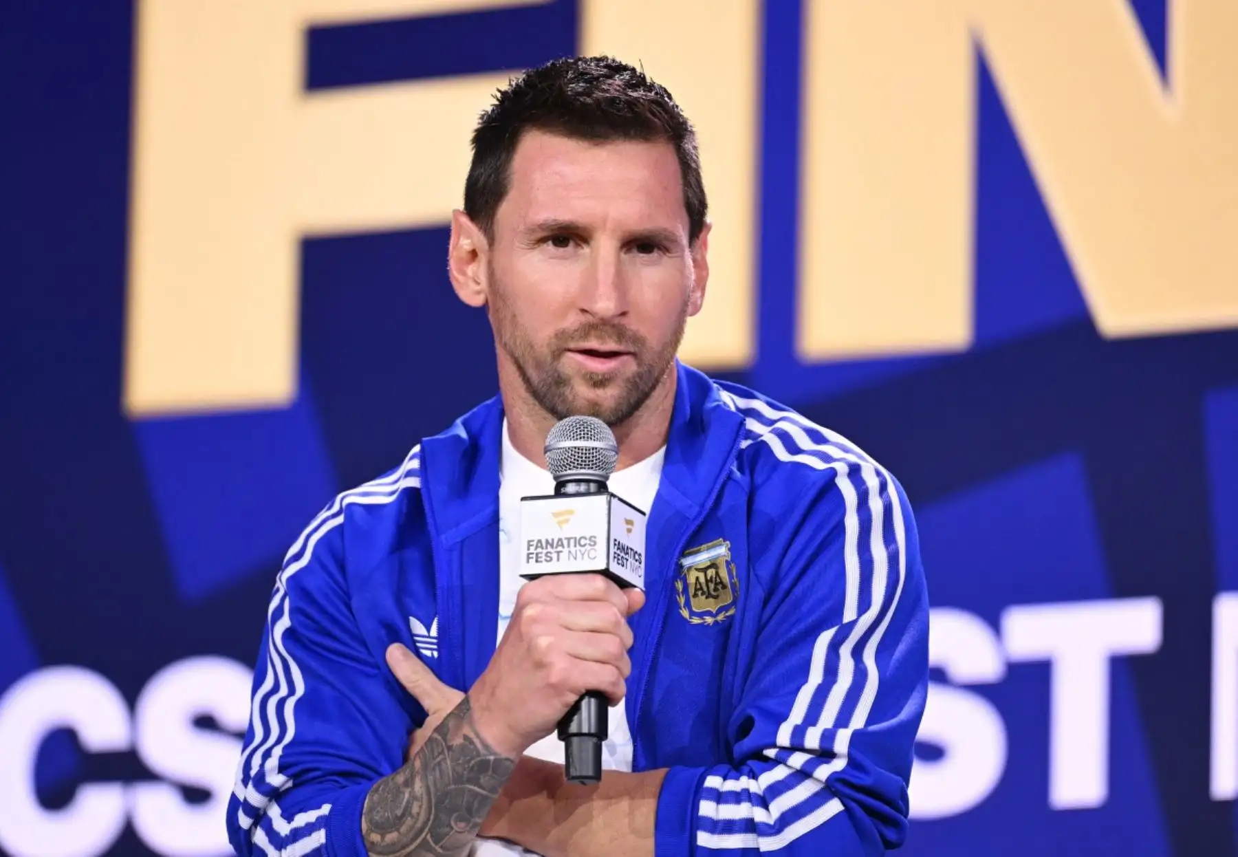Lionel Messi habla en el escenario durante la conferencia de prensa de la Copa Mundial de la FIFA 2026 en el Fanatics Fest NYC 2026 en el Centro Jacob Javits el 17 de julio de 2026 en la ciudad de Nueva York. Foto: AFP