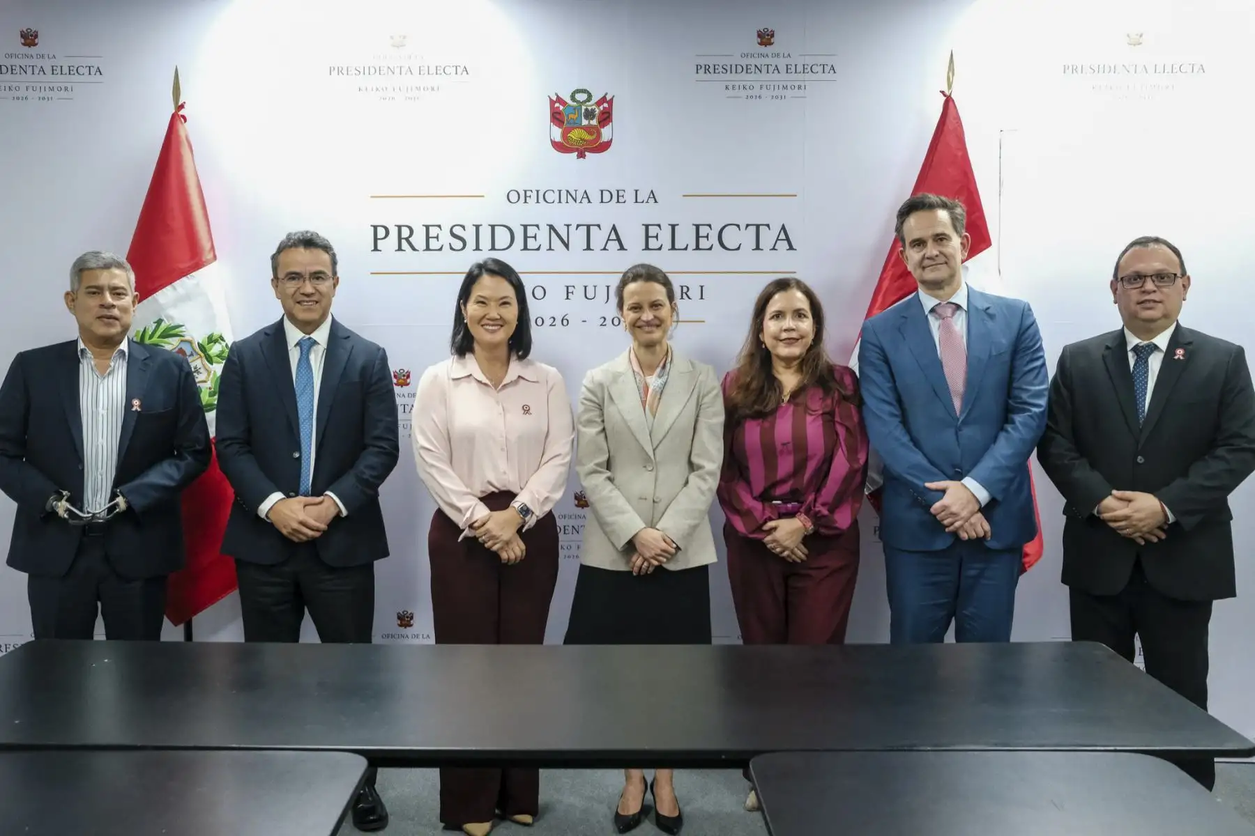 La presidenta electa, Keiko Fujimori, sostuvo una reunión de trabajo con la vicepresidenta para América Latina y el Caribe del Banco Mundial, Susana Cordeiro Guerra, y representantes de dicho organismo, con quienes abordó una agenda de trabajo para los próximos cinco años, con especial énfasis en las acciones de prevención frente al fenómeno El Niño. Foto: OPE