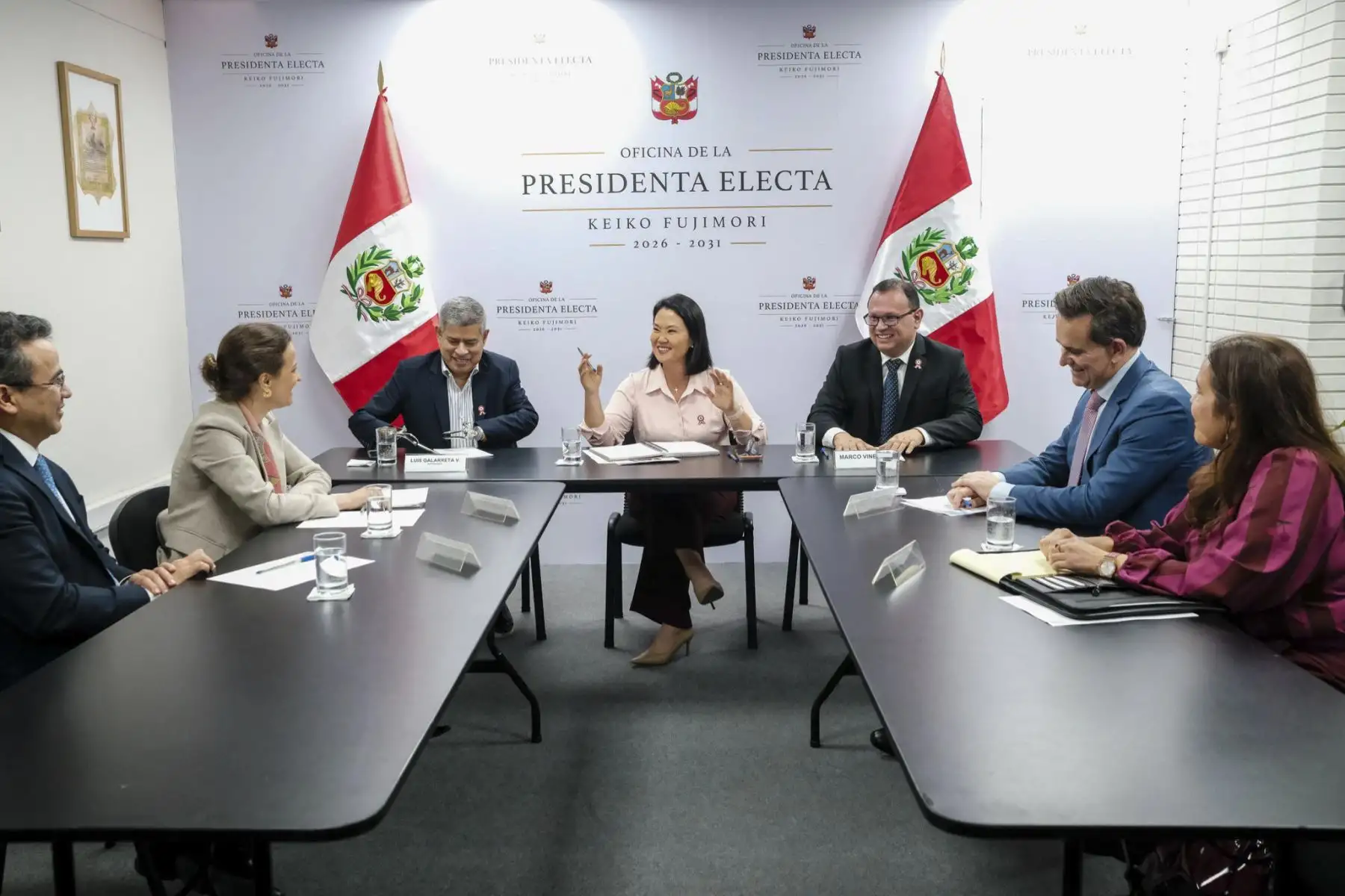 La presidenta electa, Keiko Fujimori, sostuvo una reunión de trabajo con la vicepresidenta para América Latina y el Caribe del Banco Mundial, Susana Cordeiro Guerra, y representantes de dicho organismo, con quienes abordó una agenda de trabajo para los próximos cinco años, con especial énfasis en las acciones de prevención frente al fenómeno El Niño. Foto: OPE