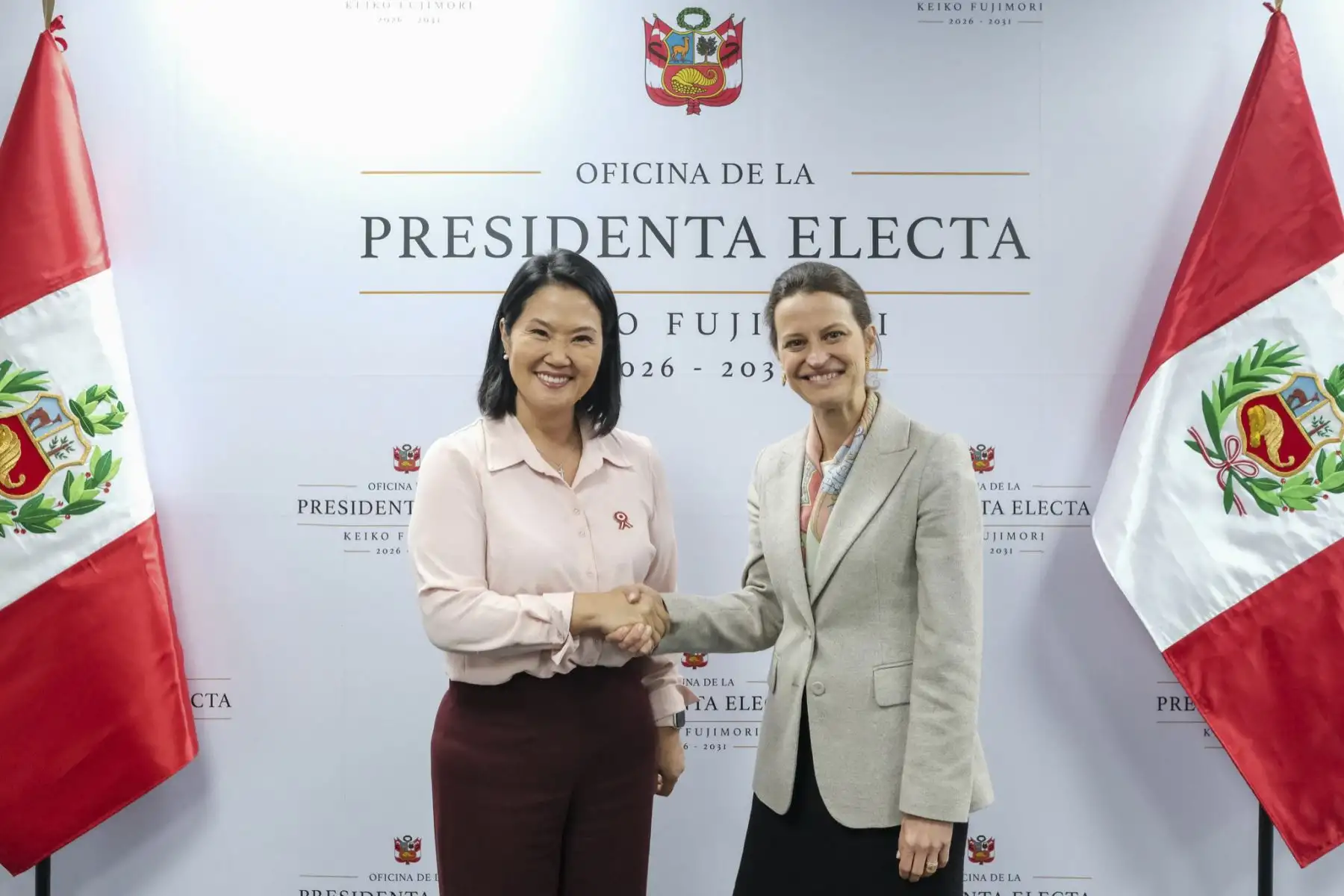La presidenta electa, Keiko Fujimori, sostuvo una reunión de trabajo con la vicepresidenta para América Latina y el Caribe del Banco Mundial, Susana Cordeiro Guerra, y representantes de dicho organismo, con quienes abordó una agenda de trabajo para los próximos cinco años, con especial énfasis en las acciones de prevención frente al fenómeno El Niño. Foto: OPE