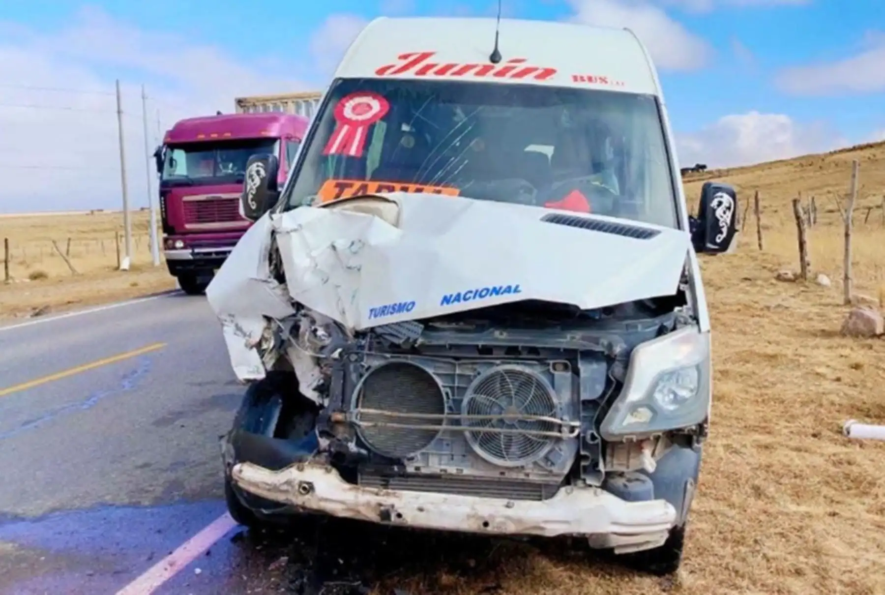 Pasco: Pasajeros ilesos tras colisión entre miniván y camioneta en carretera Central