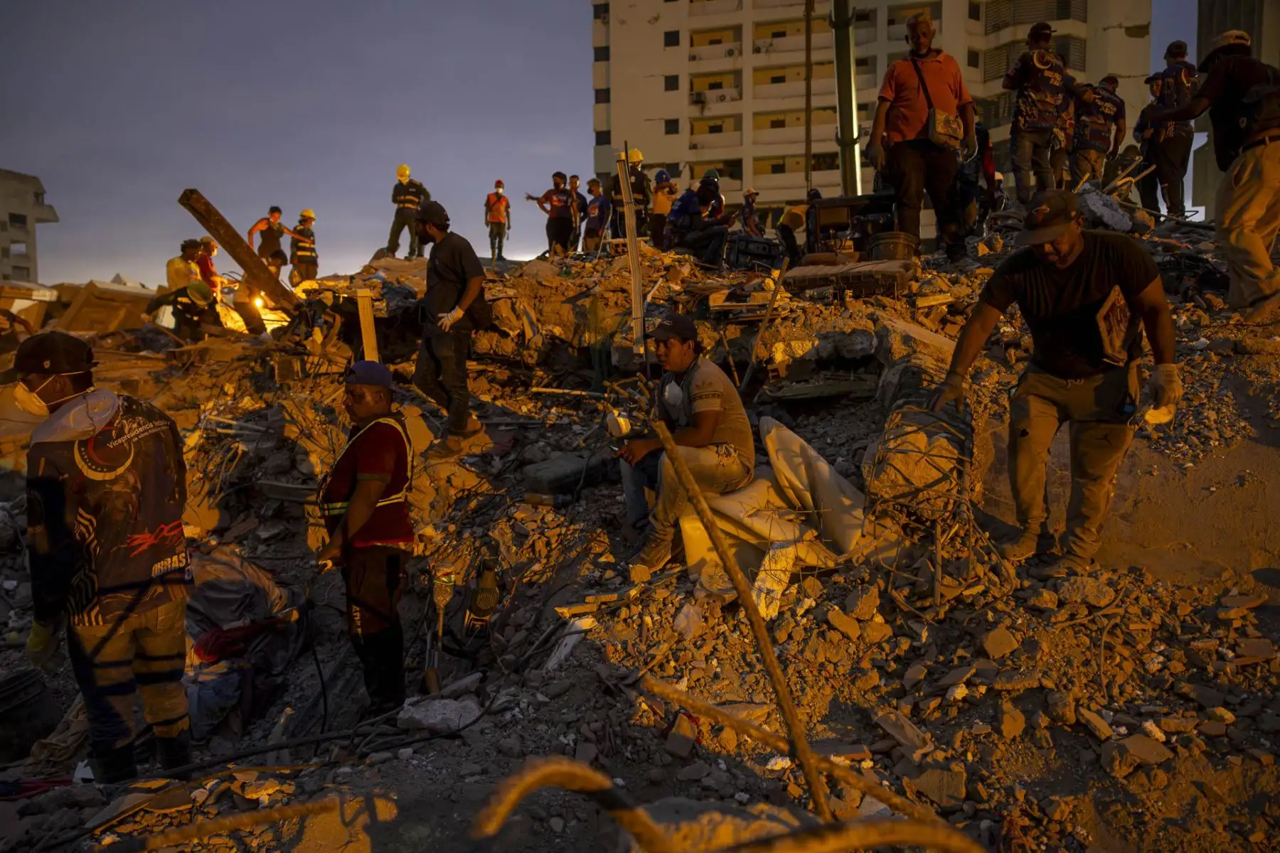 Voluntarios realizan labores de remoción de escombros en edificios destruidos por terremotos este viernes, en Caraballeda (Venezuela). La cifra de muertos por el doble terremoto del pasado 24 de junio en Venezuela ascendió a 5.069, tras sumarse 139 nuevos fallecimientos, informó el presidente del Parlamento, Jorge Rodríguez, quien también detalló que la cantidad de heridos se mantiene en 16.740. Foto: EFE