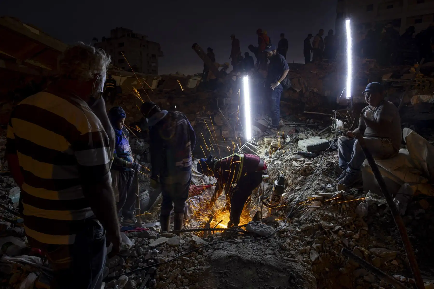 oluntarios realizan labores de remoción de escombros en edificios destruidos por terremotos este viernes, en Caraballeda (Venezuela). La cifra de muertos por el doble terremoto del pasado 24 de junio en Venezuela ascendió a 5.069, tras sumarse 139 nuevos fallecimientos, informó el presidente del Parlamento, Jorge Rodríguez, quien también detalló que la cantidad de heridos se mantiene en 16.740. Foto: EFE