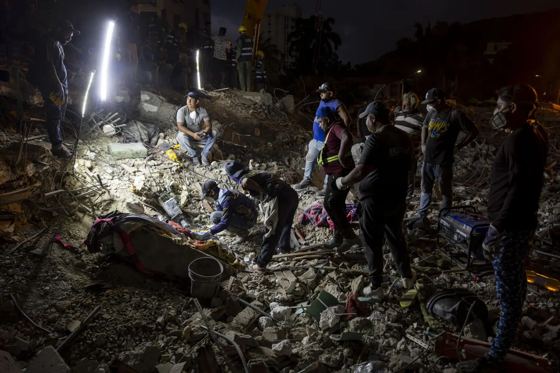 Voluntarios realizan labores de remoción de escombros en edificios destruidos por terremotos este viernes, en Caraballeda (Venezuela). La cifra de muertos por el doble terremoto del pasado 24 de junio en Venezuela ascendió a 5.069, tras sumarse 139 nuevos fallecimientos, informó el presidente del Parlamento, Jorge Rodríguez, quien también detalló que la cantidad de heridos se mantiene en 16.740. Foto: EFE