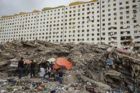 Personas instalaron campamentos frente a edificios destruidos por terremotos el viernes 17 de julio, en Caraballeda, Venezuela. Foto: EFE/Archivo
