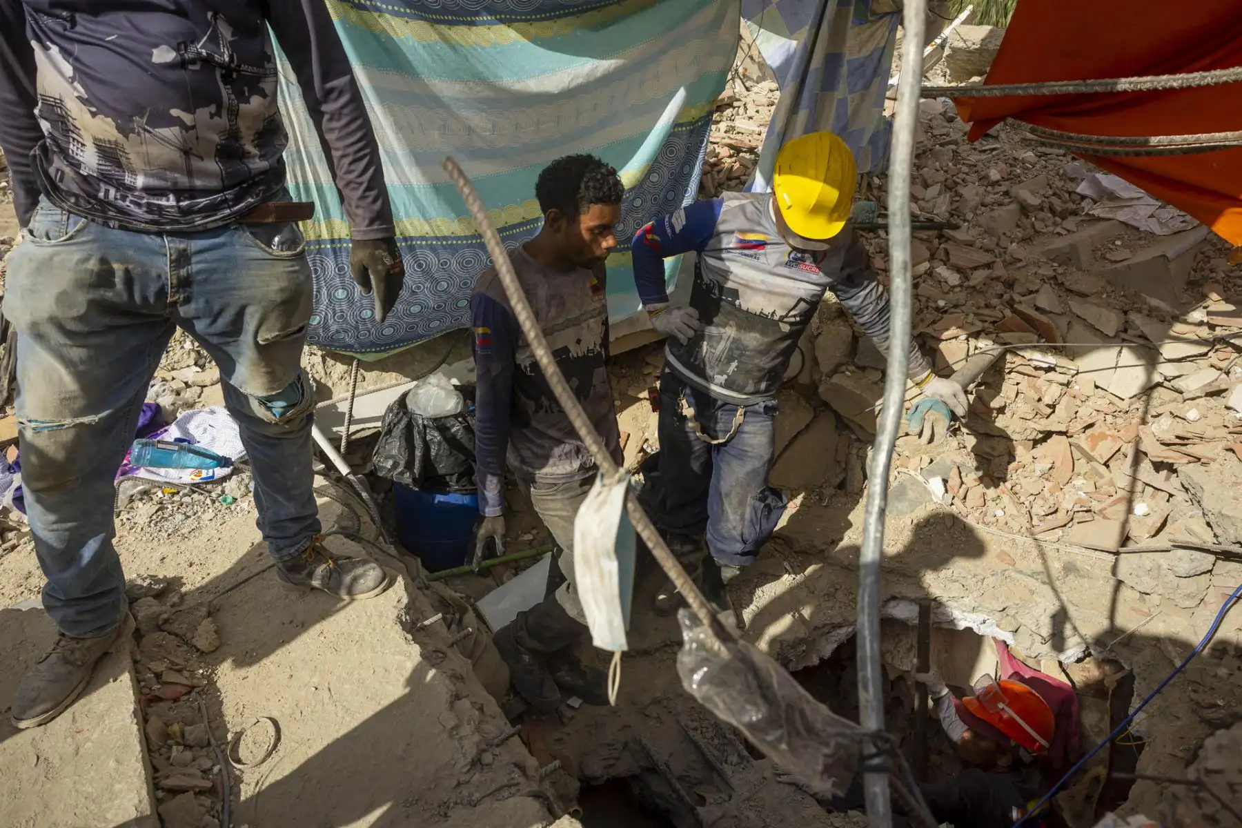 Voluntarios realizan labores de remoción de escombros en edificios destruidos por terremotos este viernes, en Caraballeda (Venezuela). La cifra de muertos por el doble terremoto del pasado 24 de junio en Venezuela ascendió a 5.069, tras sumarse 139 nuevos fallecimientos, informó el presidente del Parlamento, Jorge Rodríguez, quien también detalló que la cantidad de heridos se mantiene en 16.740.  Foto: EFE