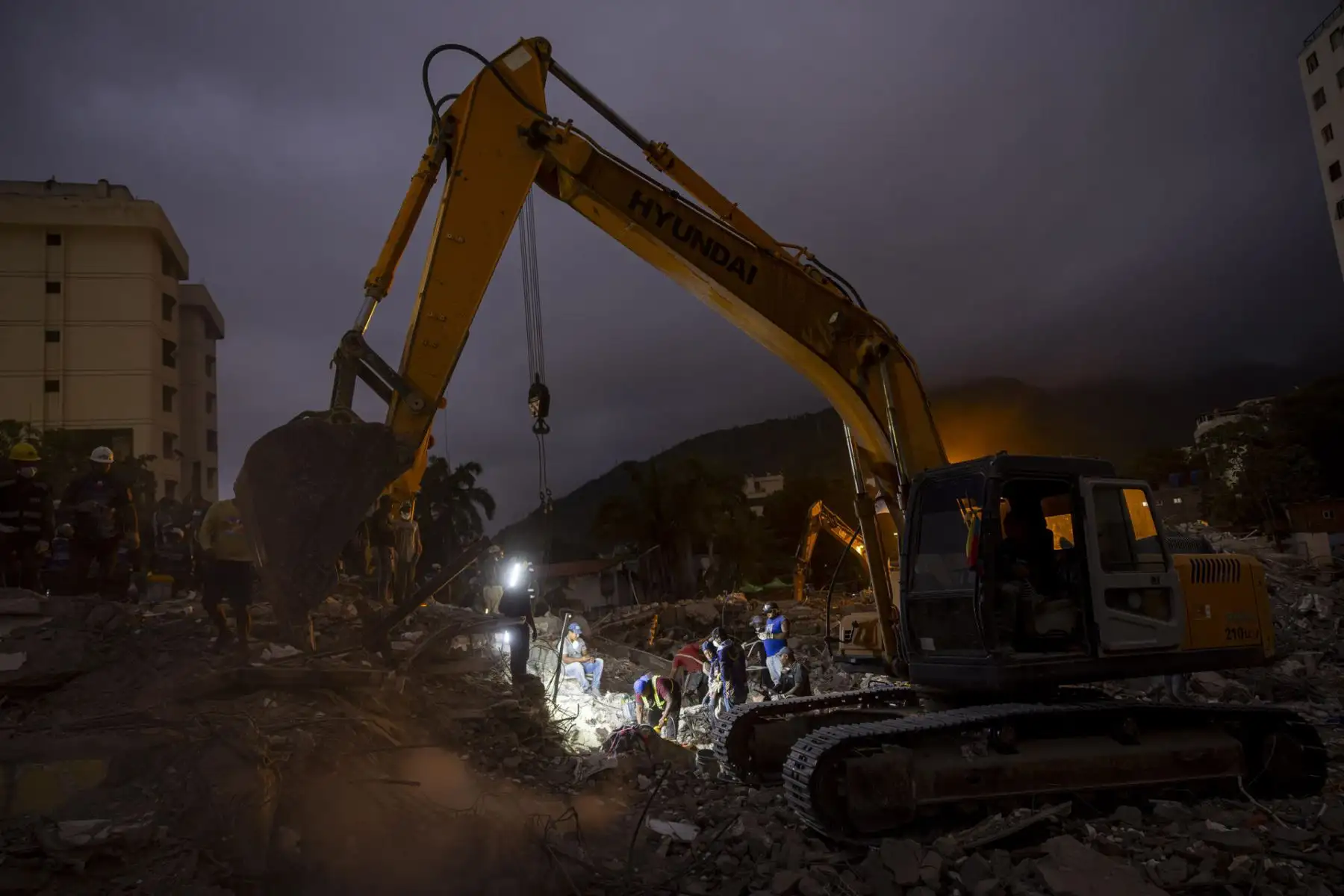 otografía que muestra una máquina realizando labores de remoción de escombros en edificios destruidos por terremotos este viernes, en Caraballeda (Venezuela). La cifra de muertos por el doble terremoto del pasado 24 de junio en Venezuela ascendió a 5.069, tras sumarse 139 nuevos fallecimientos, informó el presidente del Parlamento, Jorge Rodríguez, quien también detalló que la cantidad de heridos se mantiene en 16.740. Foto: EFE