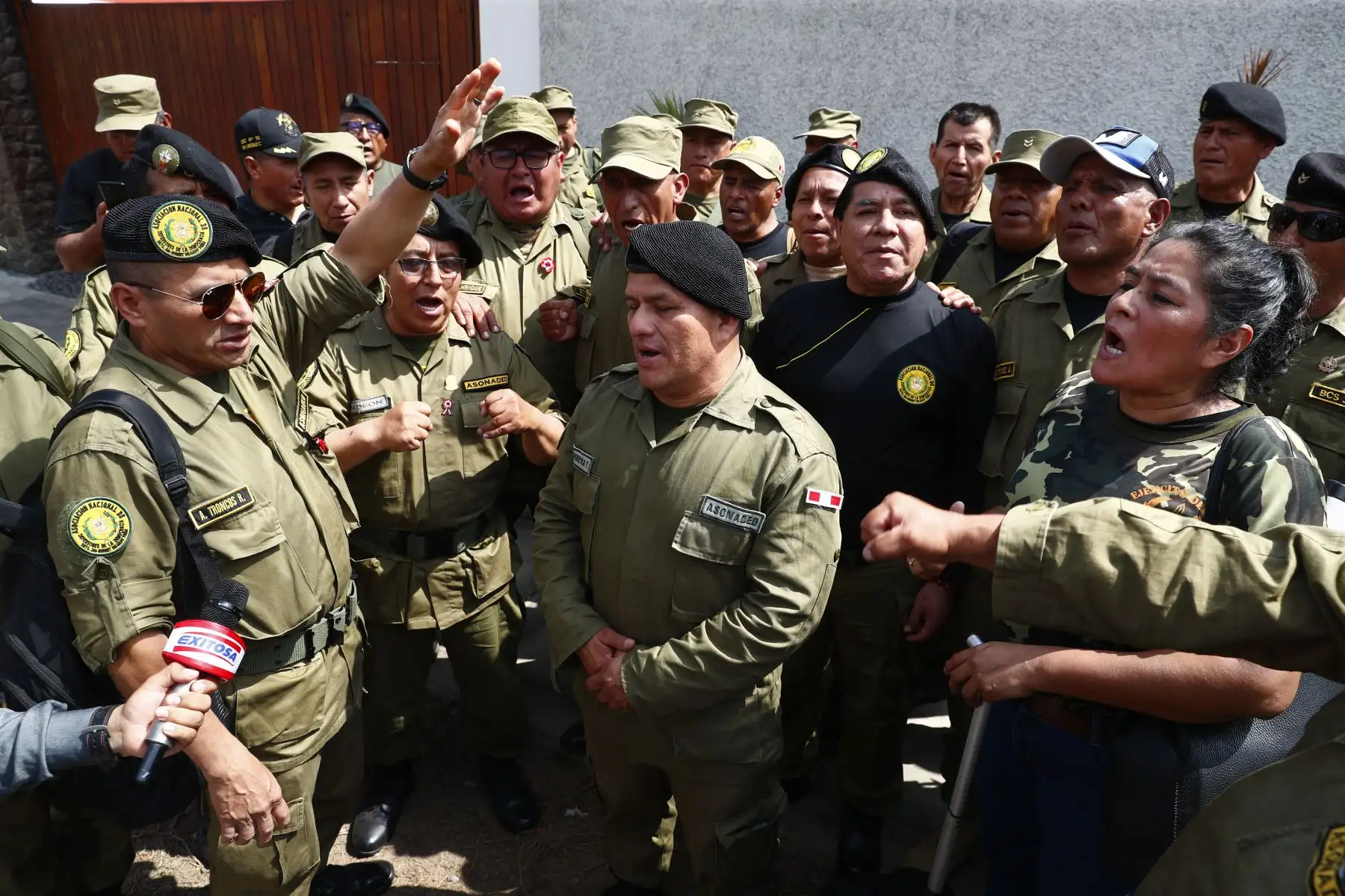 Keiko Fujimori recibe a excombatientes Defensores de la Democracia