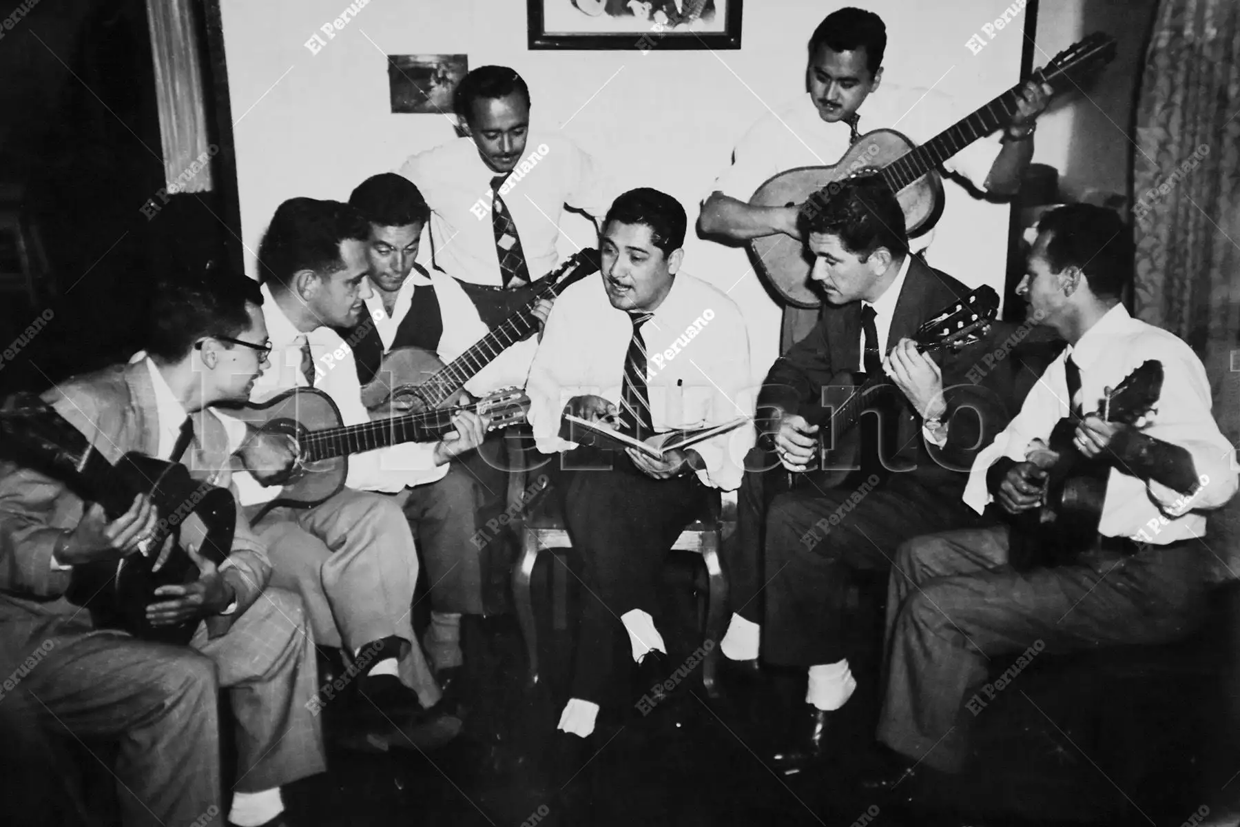 Lima - 17 mayo 1954 / El maestro Óscar Avilés imparte cátedra en la Escuela Peruana de Guitarra junto a siete de sus alumnos, entre ellos Yo-Yo Pérez. Como miembros del club Felipe Pinglo Alva, estos jóvenes mantienen vivo el legado del "Bardo Inmortal". Foto: Archivo Histórico de El Peruano