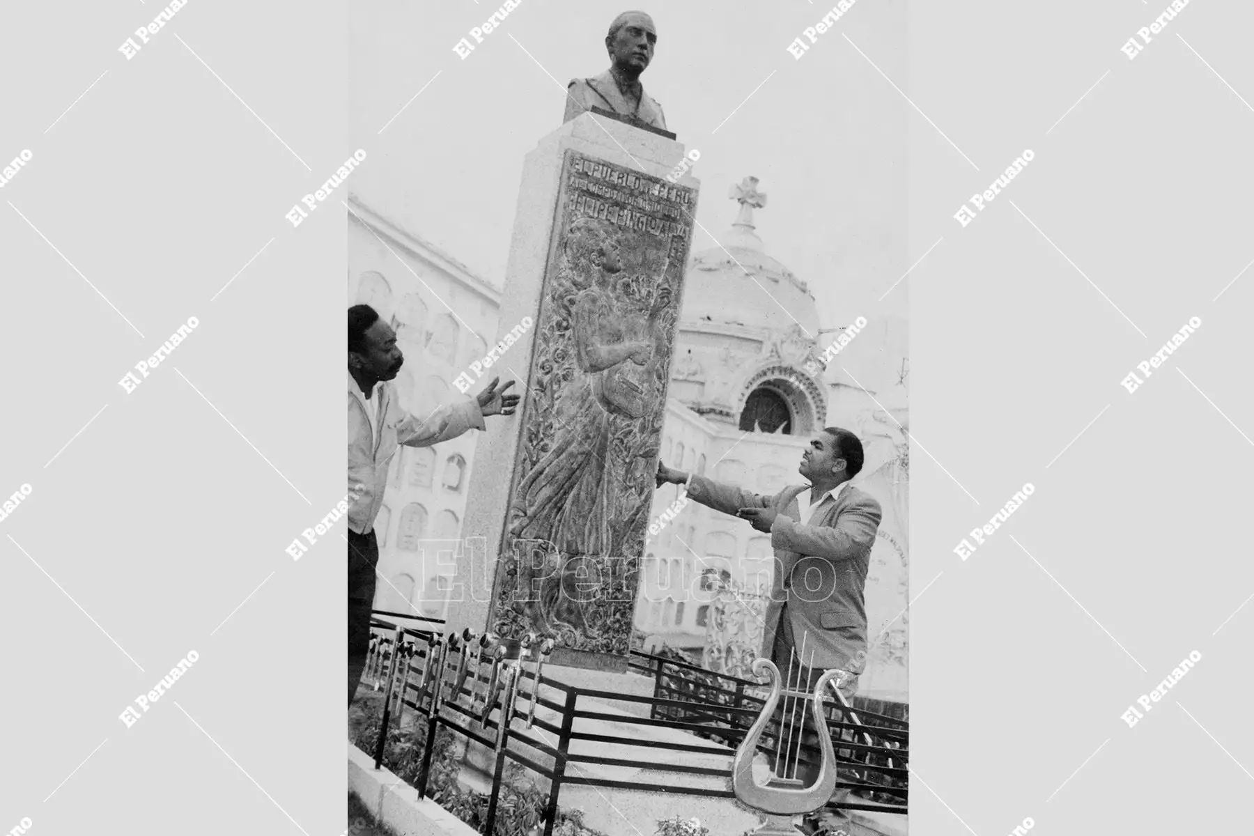 Lima - 26 octubre 1958 / Nicomedes Santa Cruz y Rómulo Varillas visitan el mausoleo de Felipe Pinglo que se le ha erigido a través de una colecta. Santa cruz ha donado parte de la hermosa reja que lleva en notas doradas las melodías de "El plebeyo" y "La oración del labriego". Foto: Archivo Histórico de El Peruano
