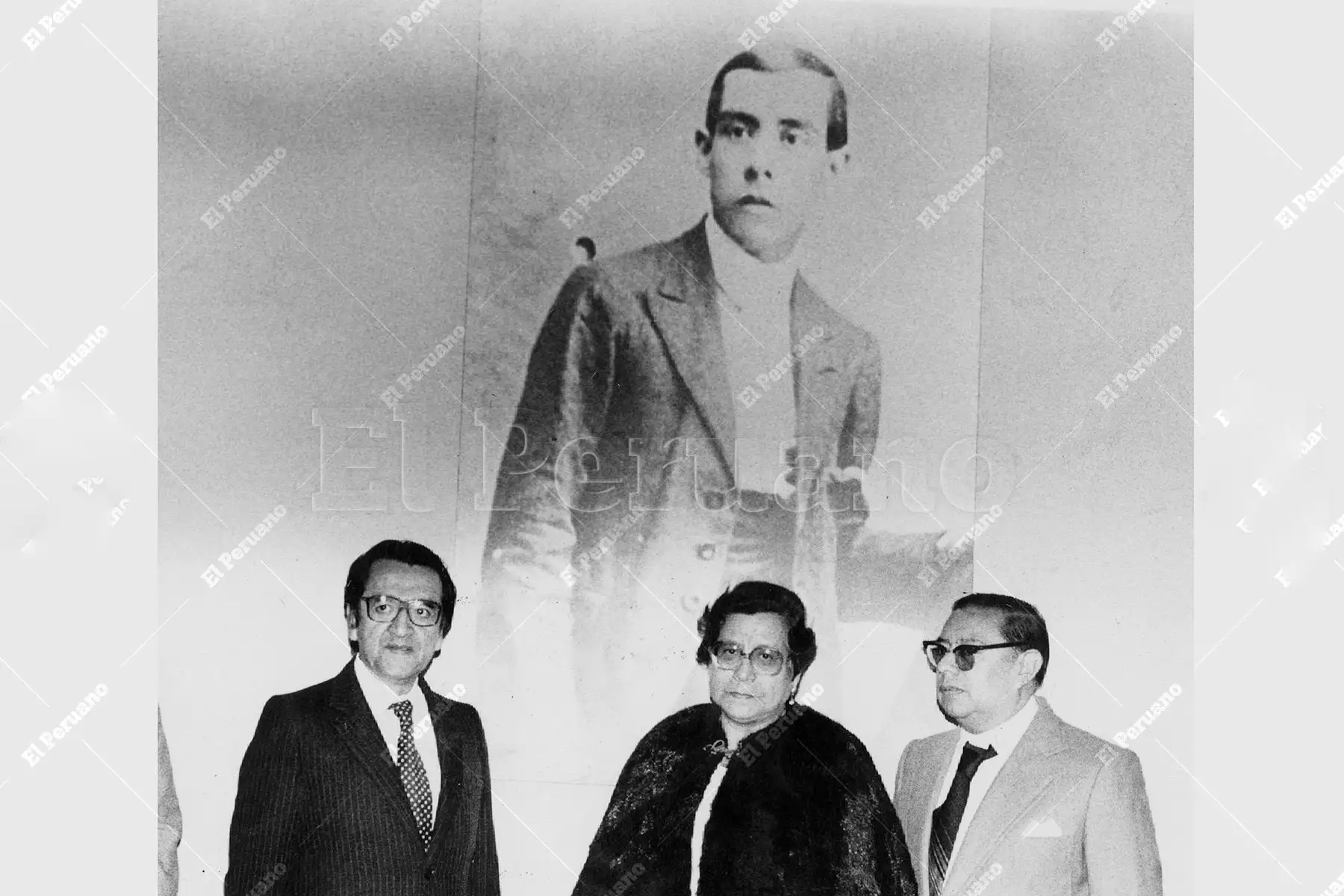 Lima - 14 mayo 1986 / El alcalde de Lima, Alfonso Barrantes Lingán, junto a Carmen y Felipe Pinglo, hijos del "Bardo Inmortal", develan un retrato en homenaje al célebre compositor en las instalaciones del Teatro Municipal. El acto significó un histórico reconocimiento al legado social y musical del padre de la música criolla.
Foto: Archivo Histórico de El Peruano