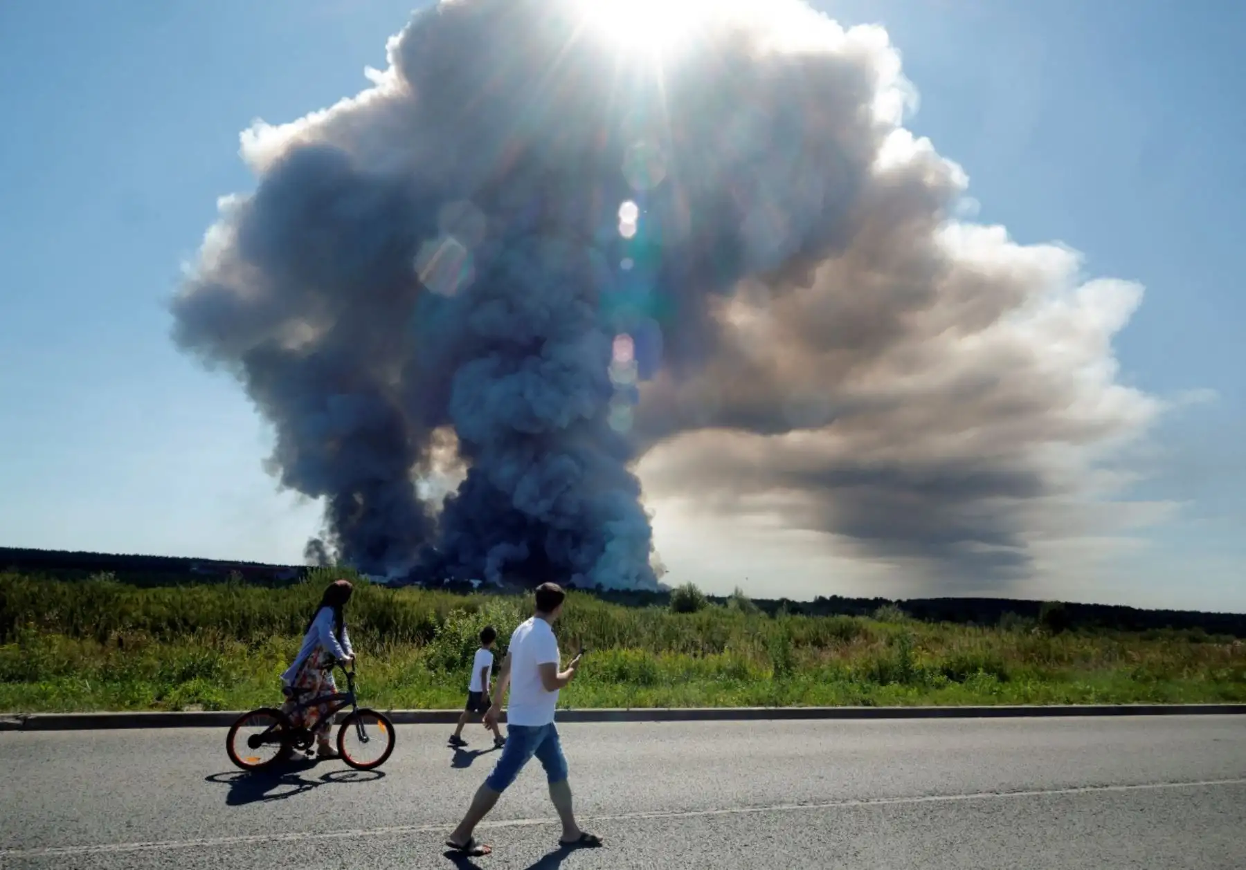 Residentes locales pasan junto al humo de un incendio en los complejos logísticos de la empresa rusa de comercio electrónico Wildberries, en la localidad de Elektrostal (a las afueras de Moscú), el 18 de julio de 2026.
Un ataque con drones ucranianos contra dos centros logísticos en Rusia dejó ocho muertos y 24 heridos, según informaron las autoridades el 18 de julio de 2026, jornada en la que la región de Moscú reportó una nueva oleada de ataques con drones. La empresa rusa de comercio electrónico Wildberries comunicó que sus complejos logísticos en Kotovsk y Elektrostal —situados en las regiones de Tambov y Moscú, respectivamente— fueron objeto de ataques. Una persona murió y 37 resultaron heridas en el almacén de Elektrostal, según el gobernador de la región, Andréi Vorobiov. foto:AFP