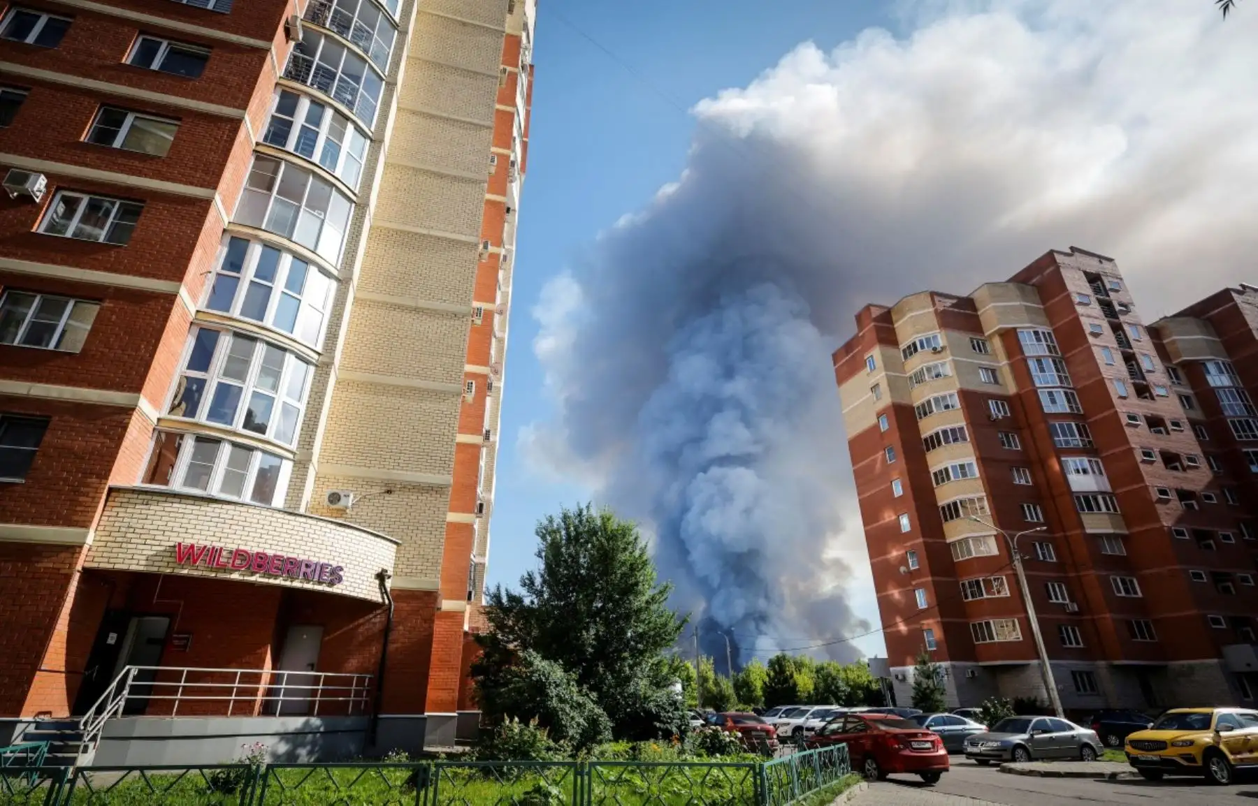 Un ataque con drones ucranianos contra dos centros logísticos en Rusia dejó un saldo de ocho muertos y 24 heridos, según informaron las autoridades el 18 de julio de 2026, jornada en la que la región de Moscú reportó una nueva oleada de ataques con drones. La empresa rusa de comercio electrónico Wildberries comunicó que sus complejos logísticos en Kotovsk y Elektrostal —situados en las regiones de Tambov y Moscú, respectivamente— fueron objeto de ataques. Foto AFP