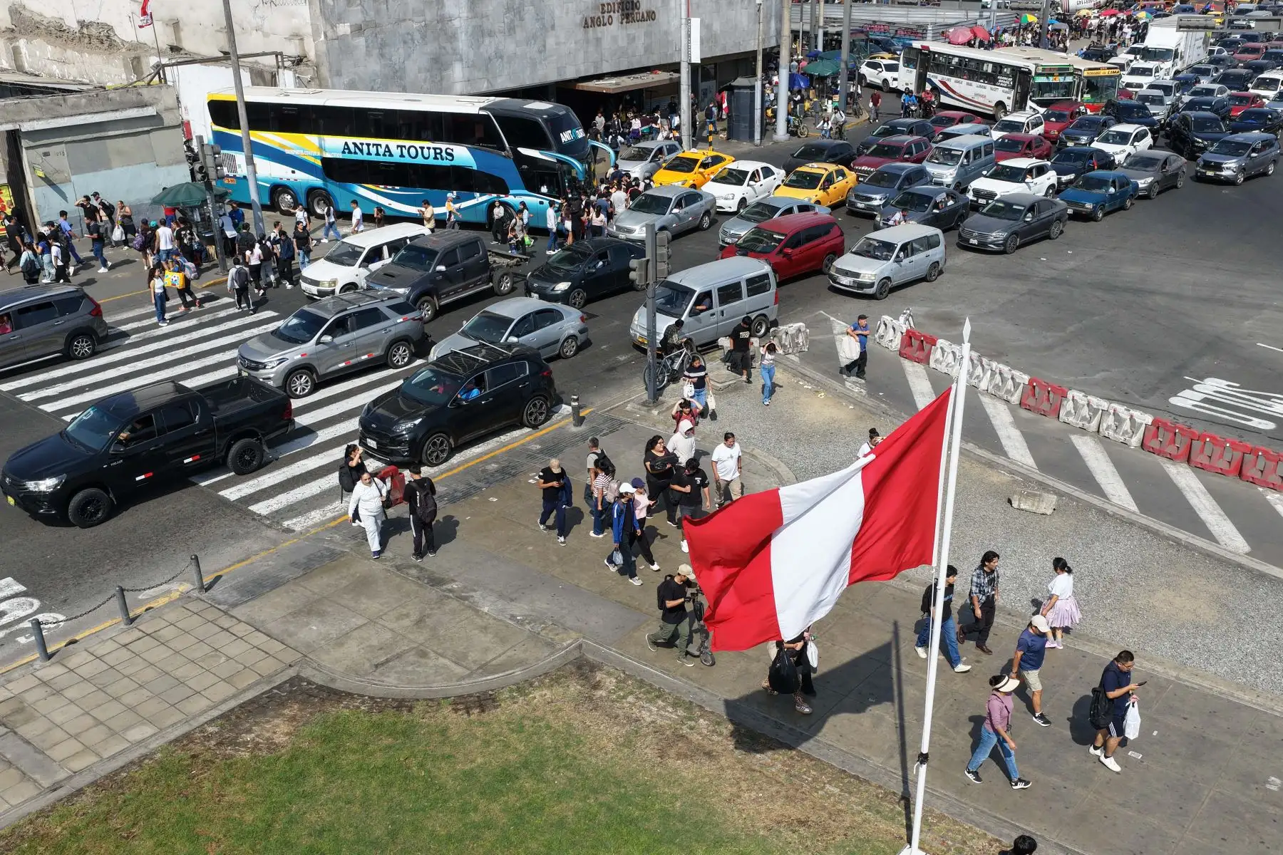 Así luce la ciudad de Lima con la bandera del Perú, en el marco del embanderamiento obligatorio en la ciudad de Lima por motivos de celebrarse las Fiestas Patrias 2026 en el mes de julio. Foto: ANDINA/Daniel Bracamonte