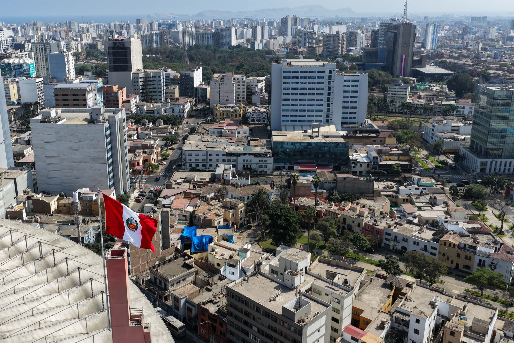 Así luce la ciudad de Lima con la bandera del Perú, en el marco del embanderamiento obligatorio en la ciudad de Lima por motivos de celebrarse las Fiestas Patrias 2026 en el mes de julio. Foto: ANDINA/Daniel Bracamonte