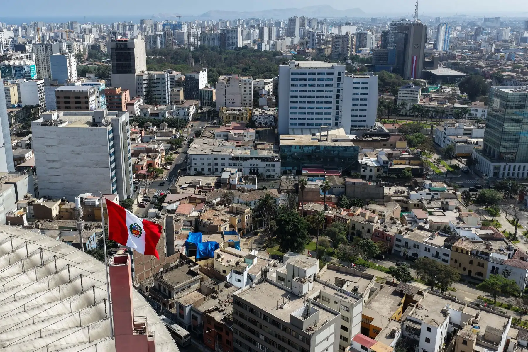 Así luce la ciudad de Lima con la bandera del Perú, en el marco del embanderamiento obligatorio en la ciudad de Lima por motivos de celebrarse las Fiestas Patrias 2026 en el mes de julio. Foto: ANDINA/Daniel Bracamonte