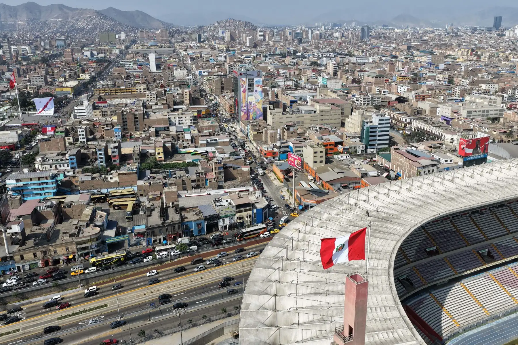 Así luce la ciudad de Lima con la bandera del Perú, en el marco del embanderamiento obligatorio en la ciudad de Lima por motivos de celebrarse las Fiestas Patrias 2026 en el mes de julio. Foto: ANDINA/Daniel Bracamonte