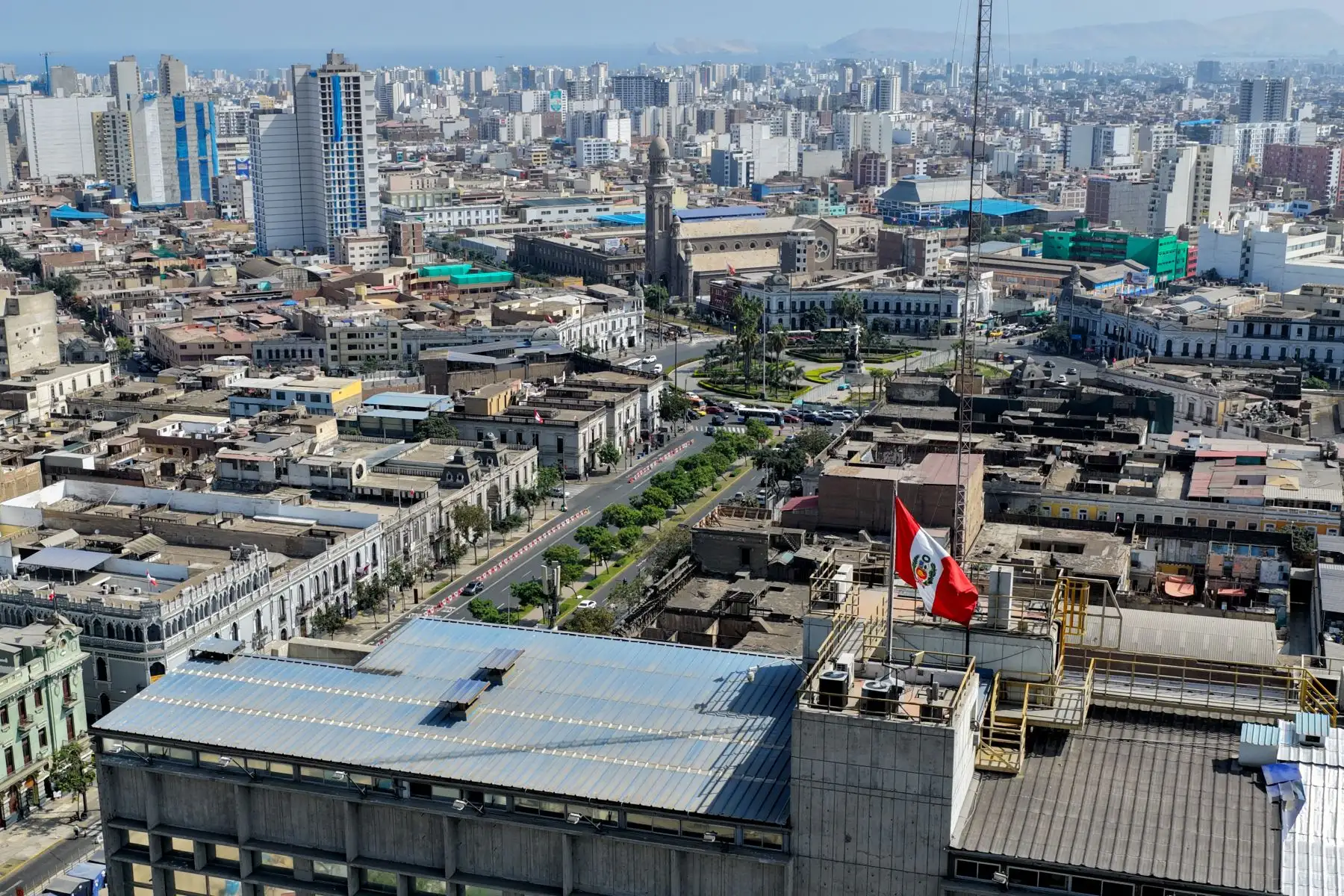 Así luce la ciudad de Lima con la bandera del Perú, en el marco del embanderamiento obligatorio en la ciudad de Lima por motivos de celebrarse las Fiestas Patrias 2026 en el mes de julio. Foto: ANDINA/Daniel Bracamonte