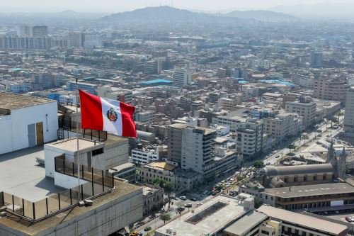 Lima luce de rojo y blanco a pocos días de las Fiestas Patrias