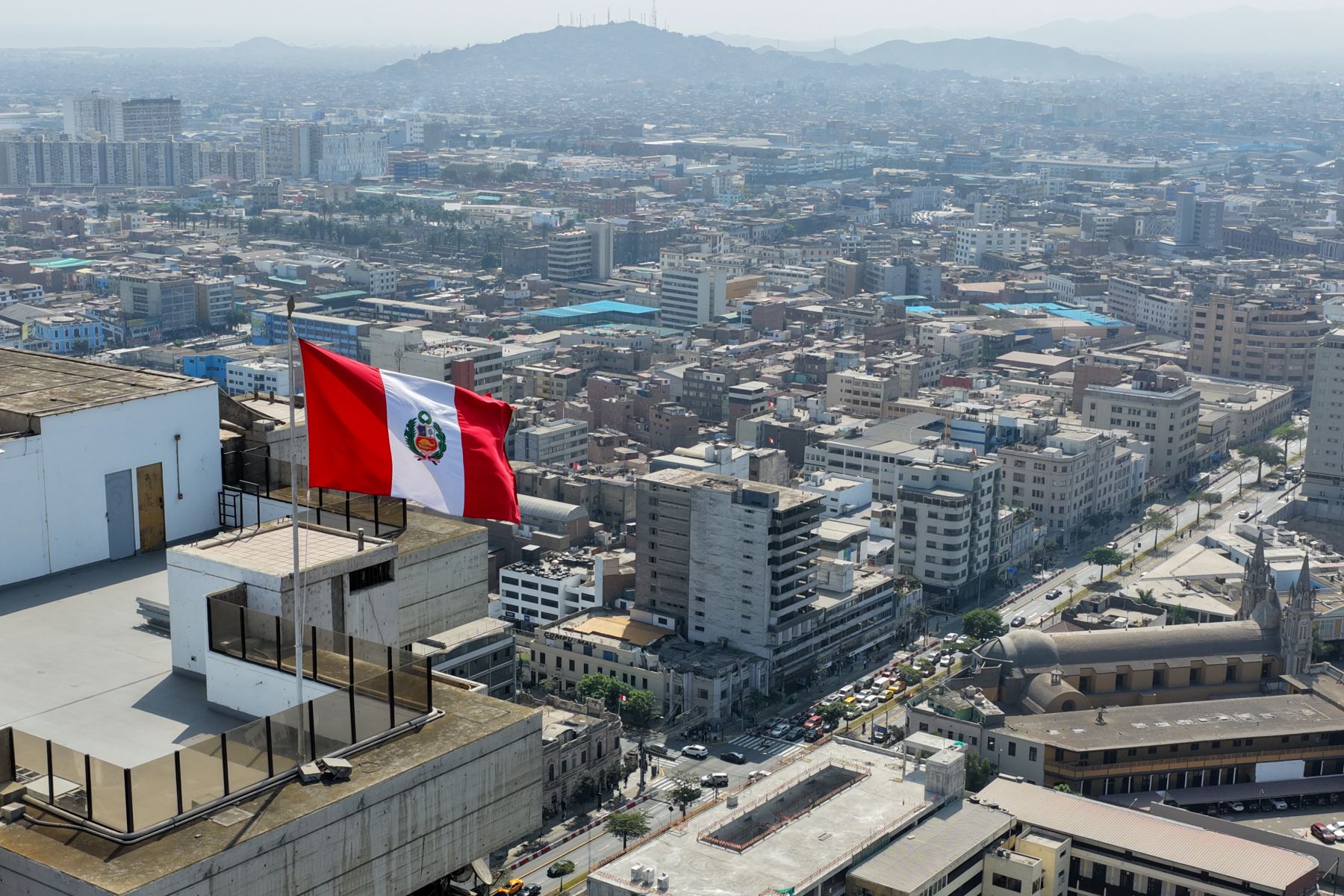 Así luce la ciudad de Lima con la bandera del Perú, en el marco del embanderamiento obligatorio en la ciudad de Lima por motivos de celebrarse las Fiestas Patrias 2026 en el mes de julio. Foto: ANDINA/Daniel Bracamonte